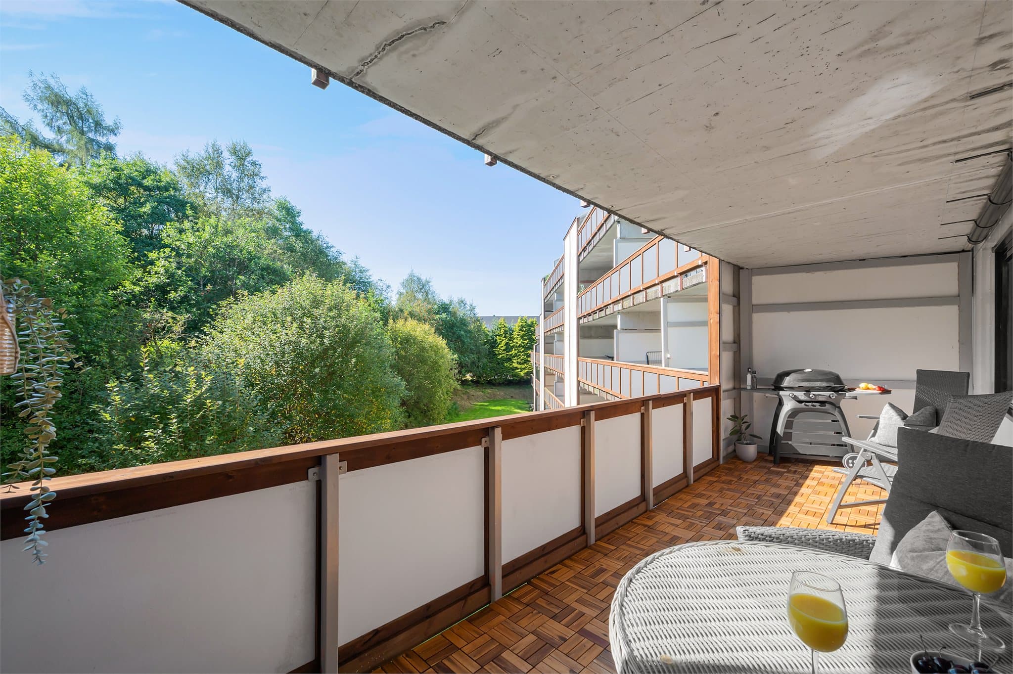 - Fra stuen er det adkomst til en flott altan på 14,3 m² -
