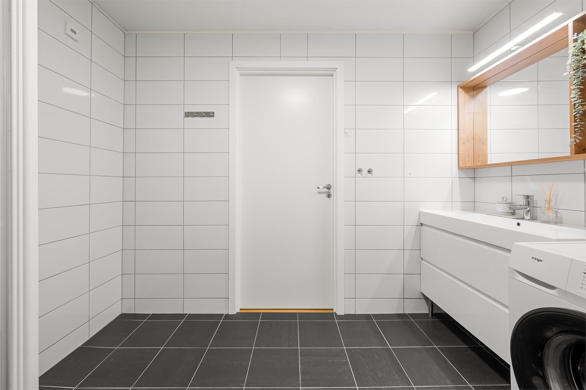 - Badet ble delvis oppusset i 2014 med ny membran og fliser over eksisterende overflater -