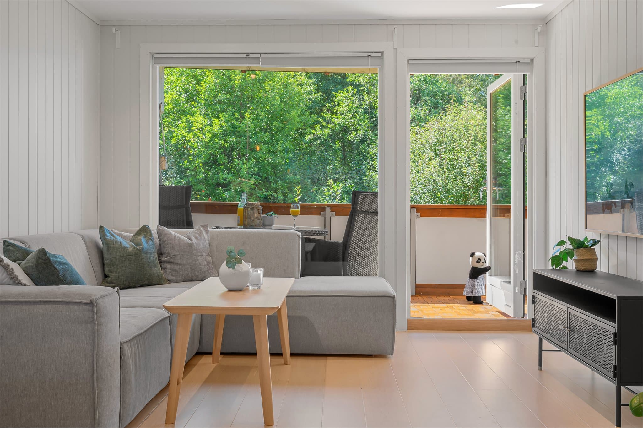 - Leiligheten har et BRA-i på 70 m² og inneholder entré, stue/kjøkken, 2 soverom, bad, garderobe og gang -