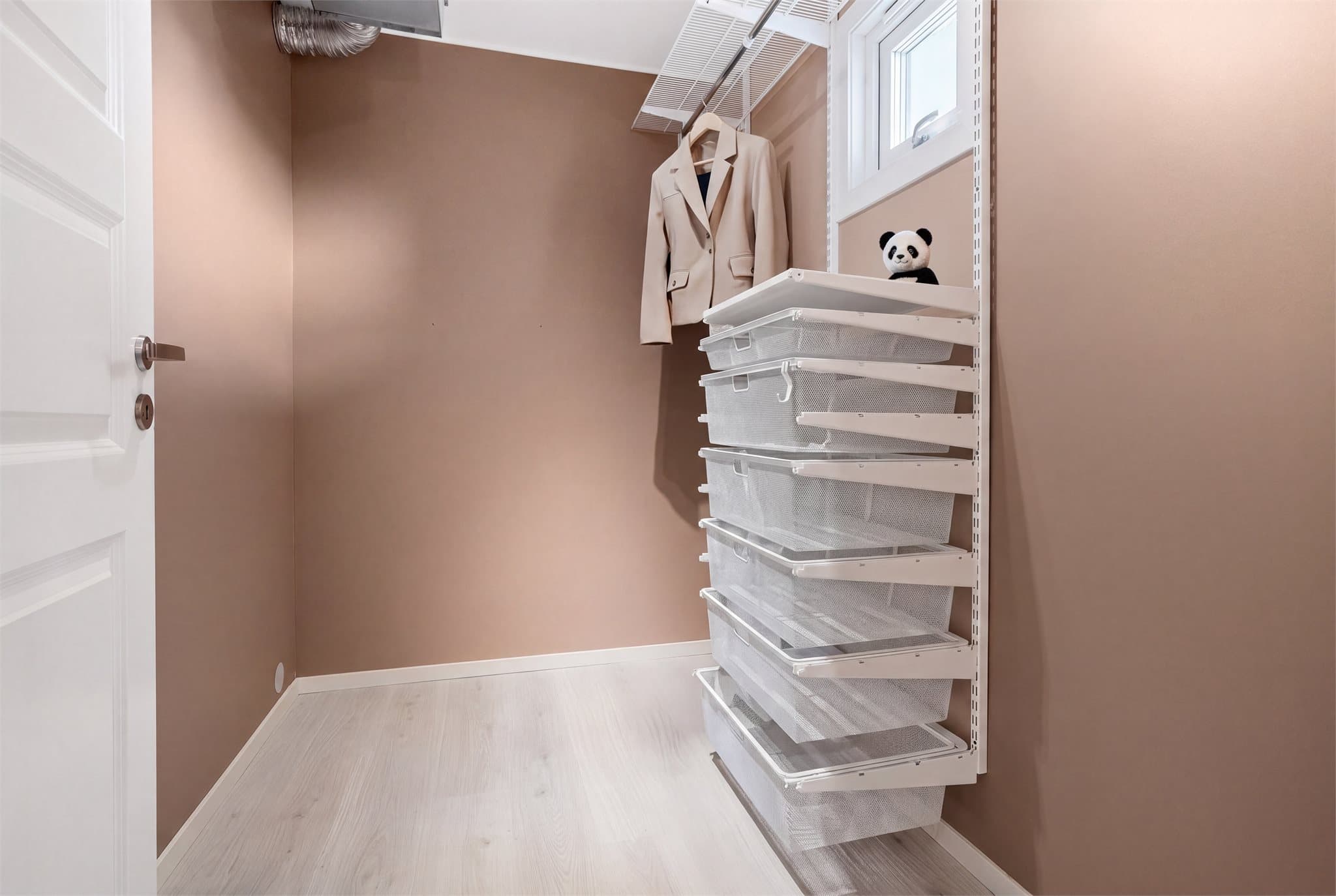 - Boden måler 4 m². Det er også en ekstern bod i underetasjen som måler 2 m² -