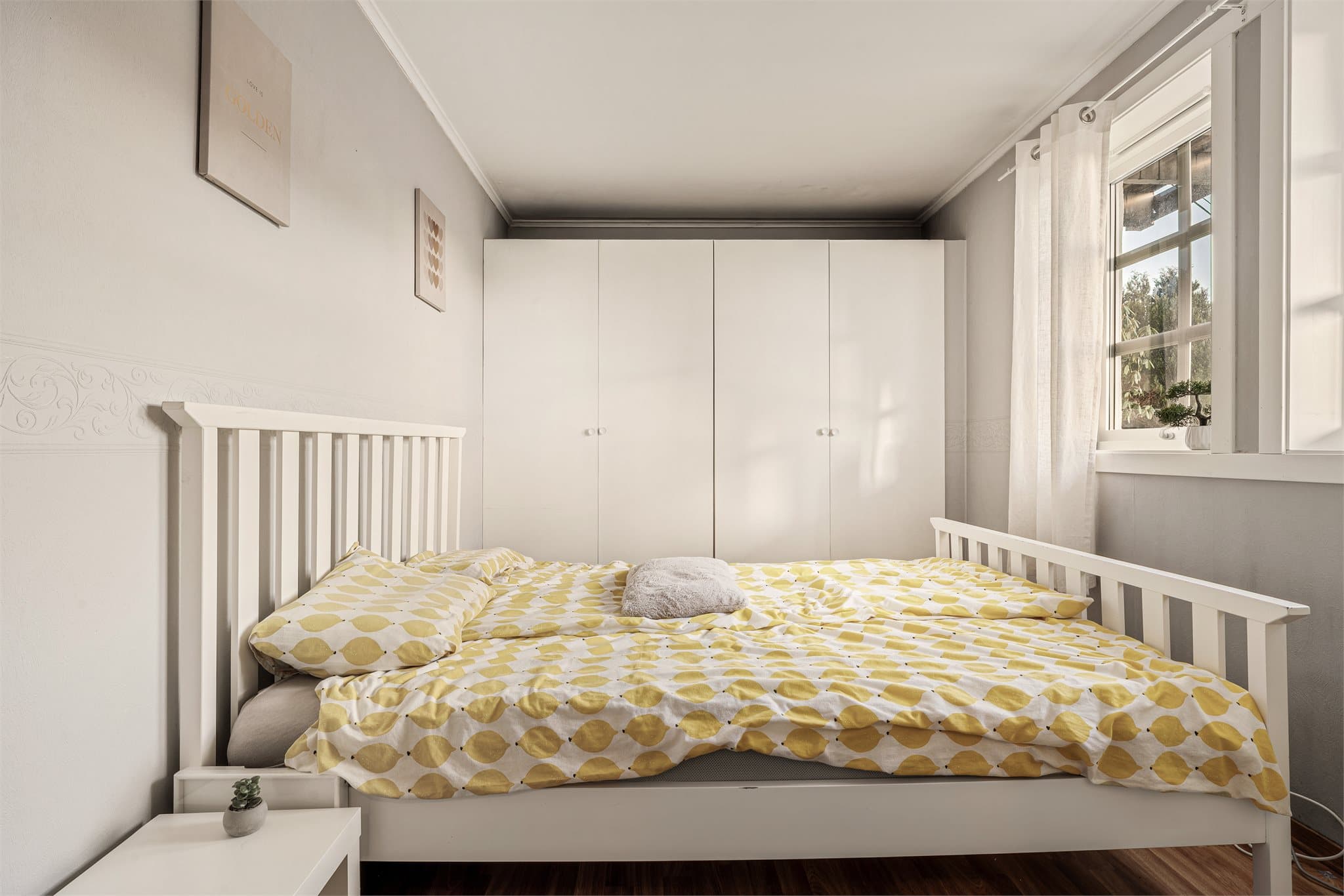 - Soverom 1 måler 9,9m² -