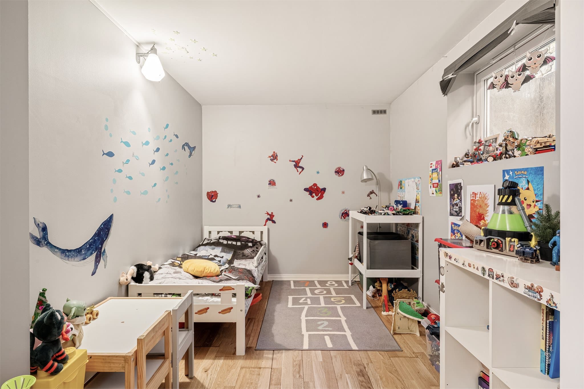 - Soverom 2 måler 12,1 m² -