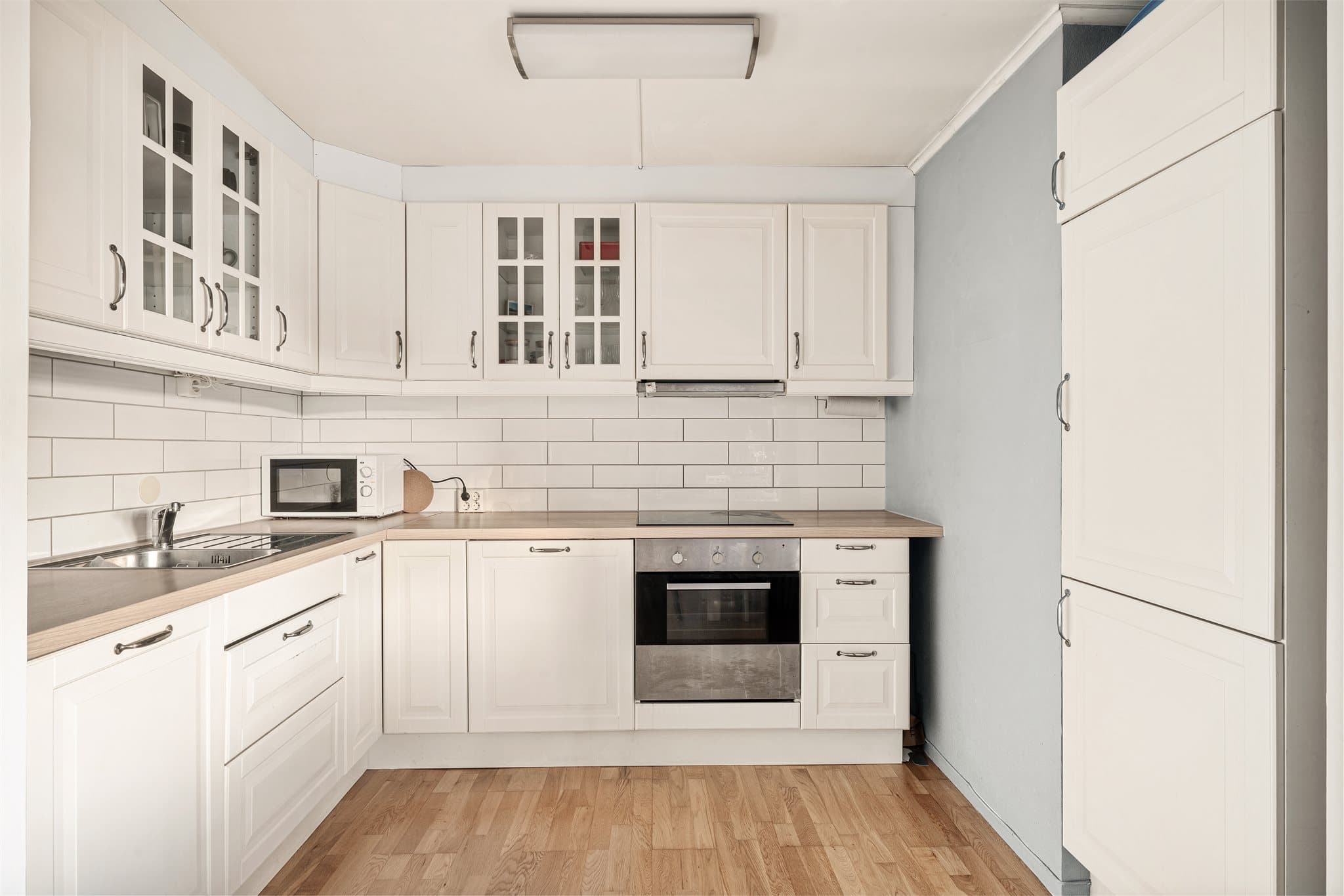 - Kjøkkenet har integrert platetopp m/induksjon, stekeovn, oppvaskmaskin og kombiskap -