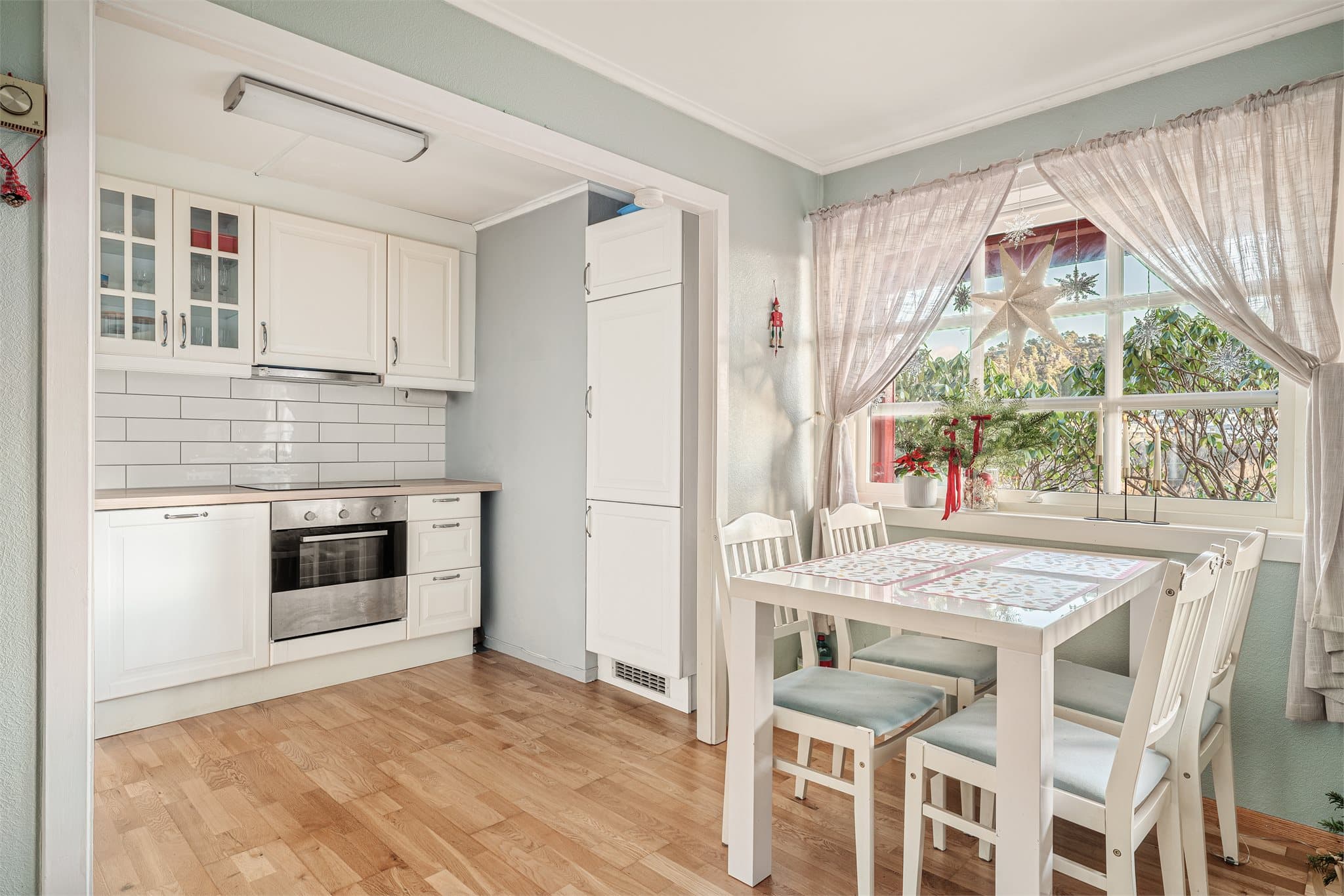 - Kjøkkeninnredning med profilerte fronter, benkeplate i laminat og nedfelt vask -