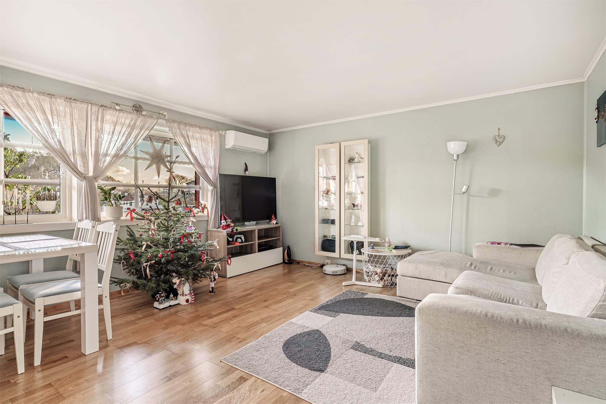 - Utleiedelen har et BRA-i på 66m² og inneholder entrè, gang, 2 soverom, gang, bad, stue, kjøkken og kott -