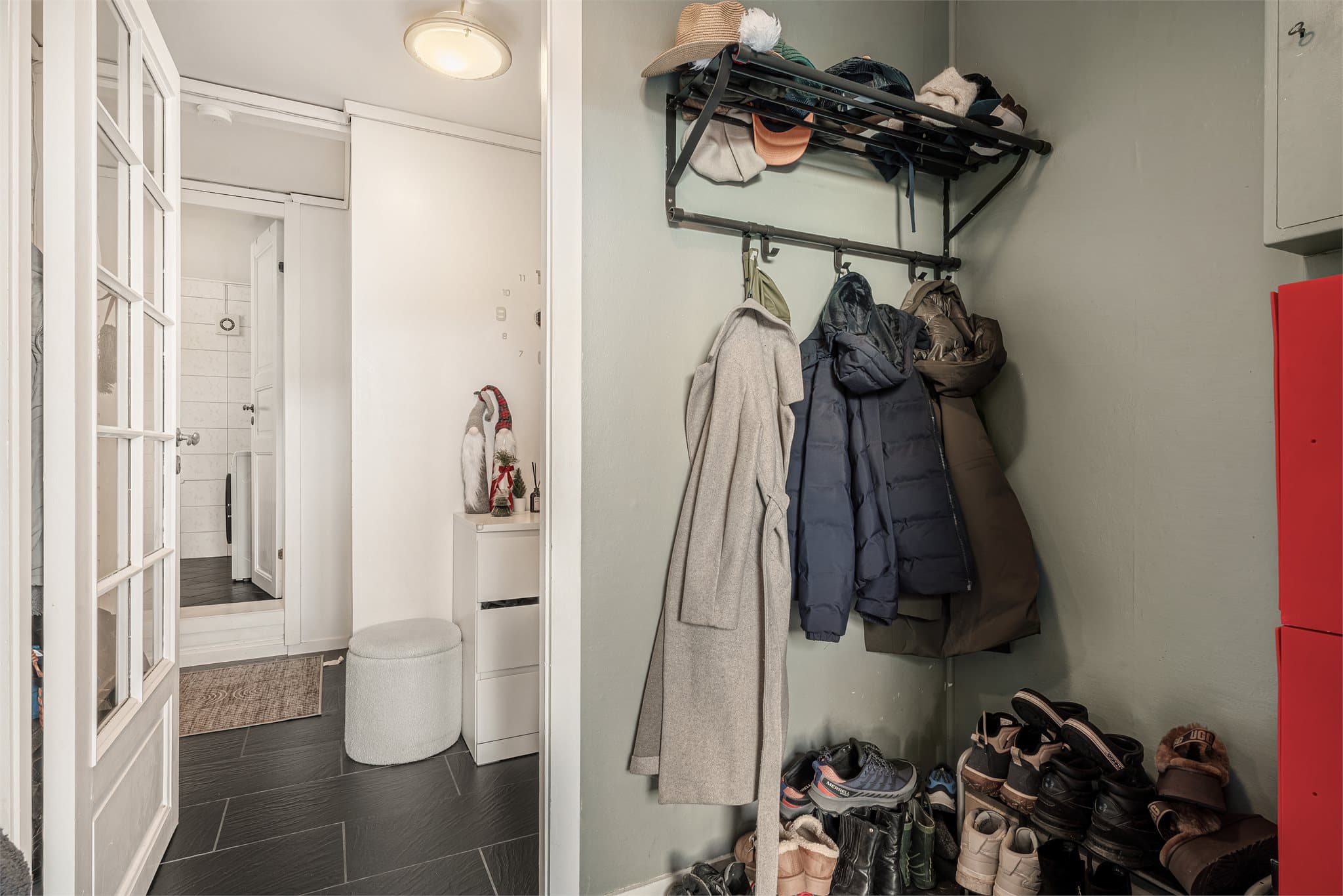 - Entrè med god plass til oppbevaring av yttertøy -