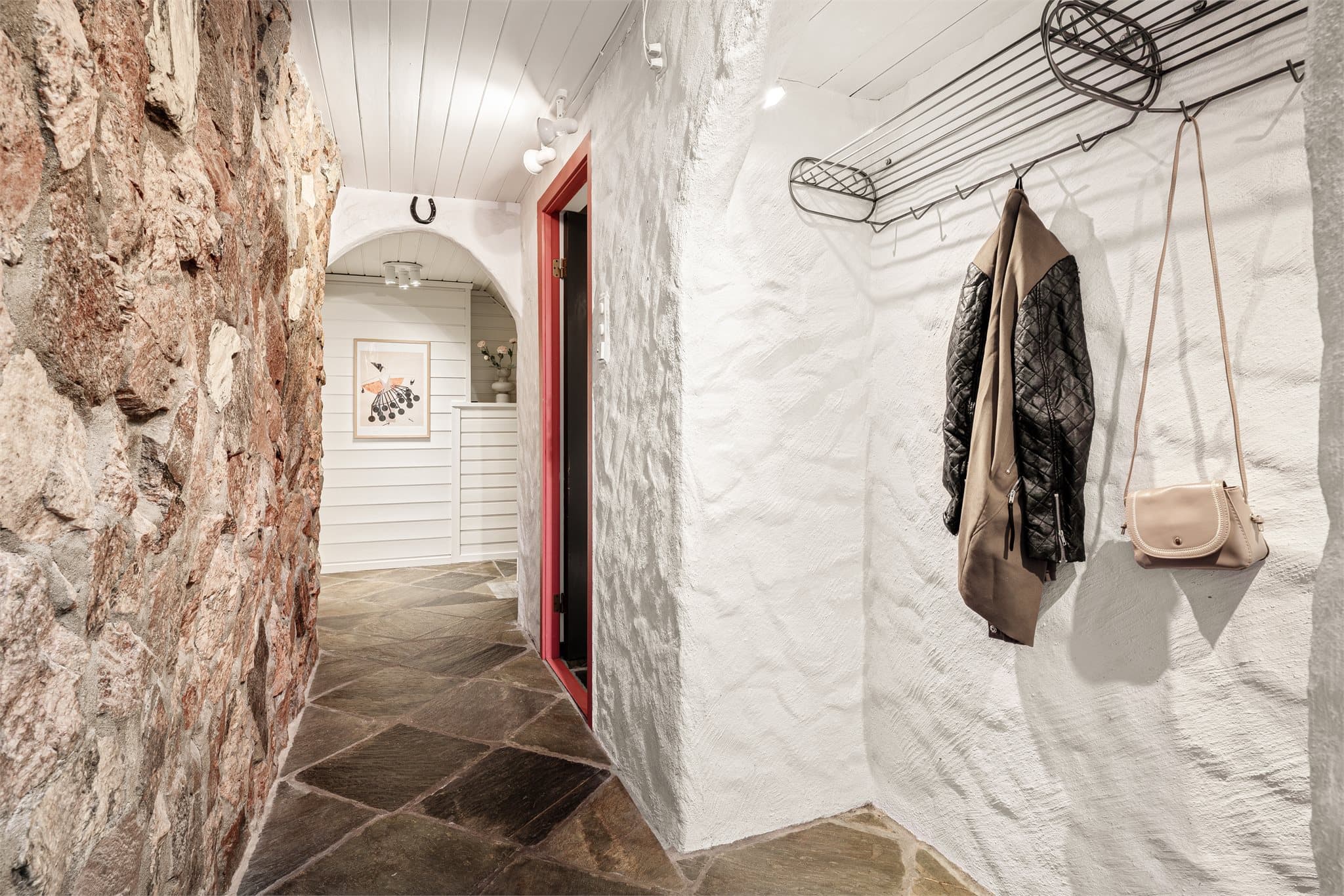 - Entrè i underetasje med varme i gulv og plass til oppbevaring av yttertøy -