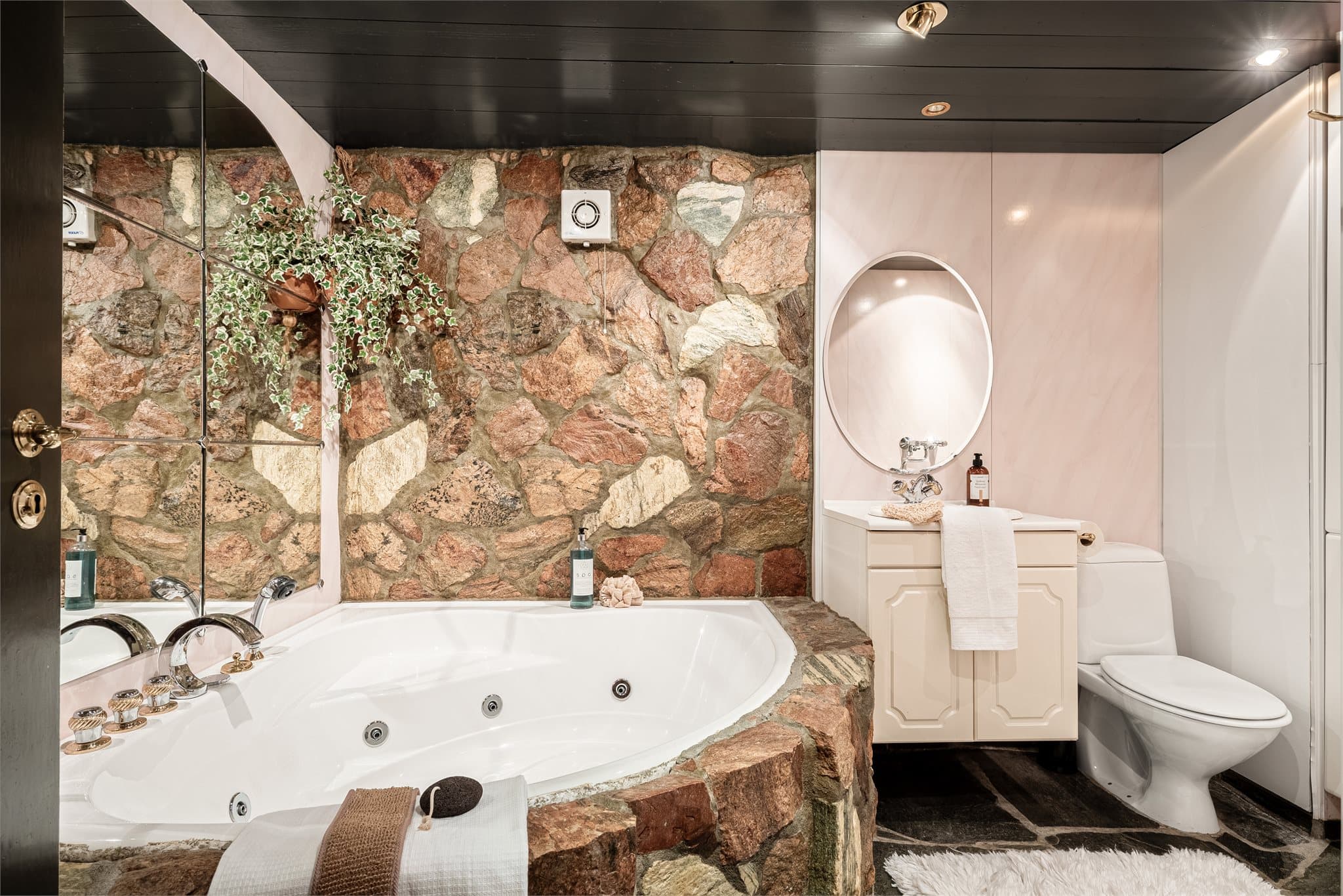 - Lekkert bad/vaskerom som måler 6,8m² -