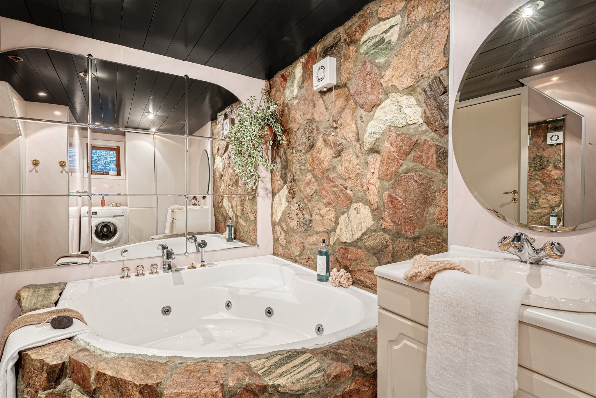 - Badet er innredet med boblebad, toalett og heldekkende servant -