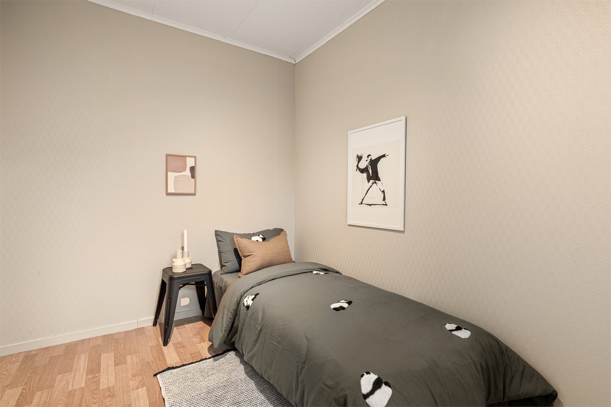 - Soverom 2 måler 8,4m² -