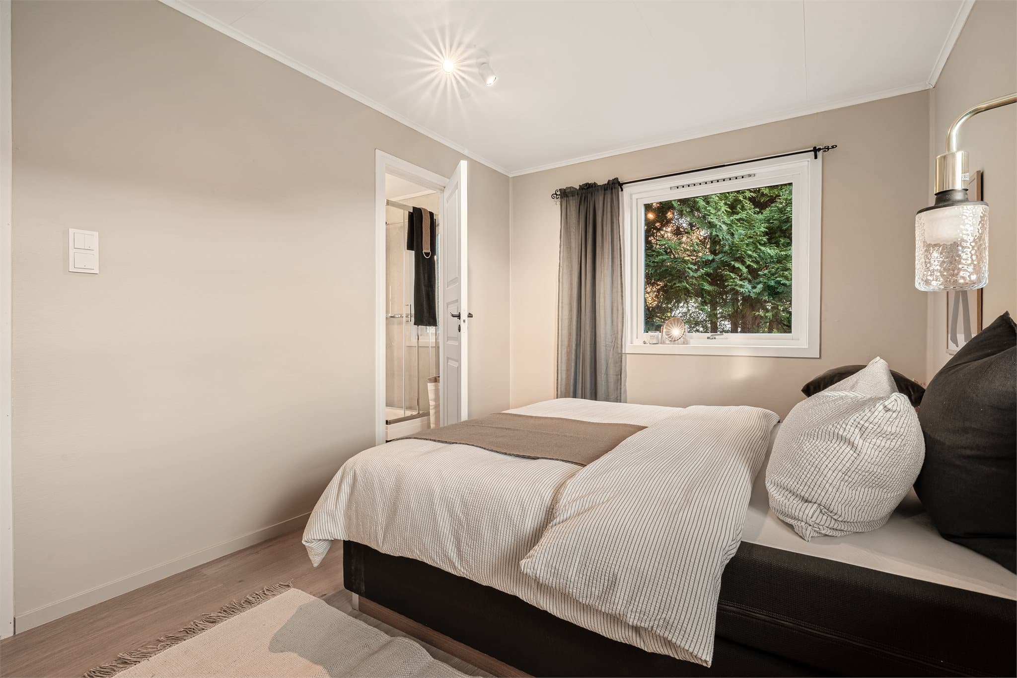 - Her har man god plass til dobbeltseng i ønsket størrelse og tilhørende møblement -