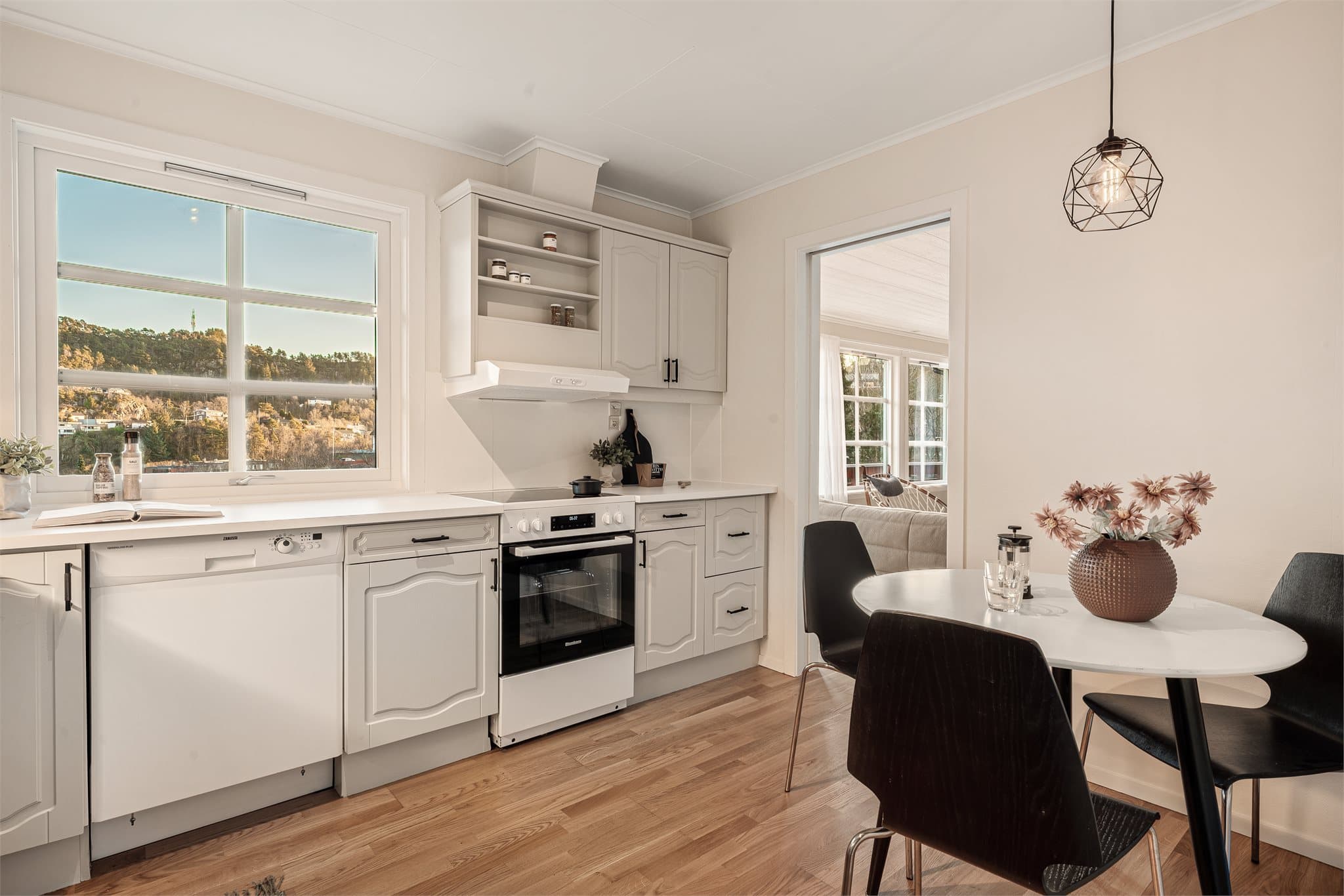 - Den nydelige utsikten fra kjøkkenvinduet gjør matlagingen til en drøm -