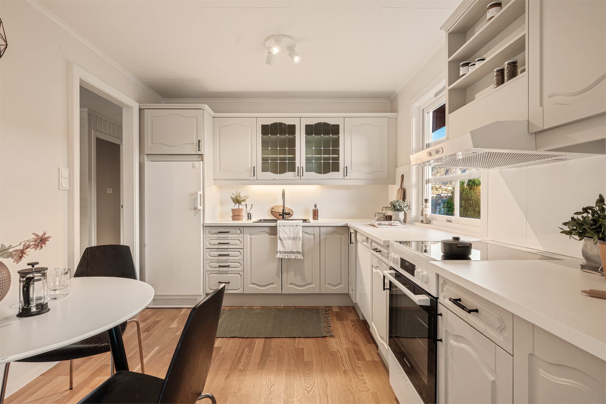 - Hyggelig med plass til et frokostbord på kjøkkenet -