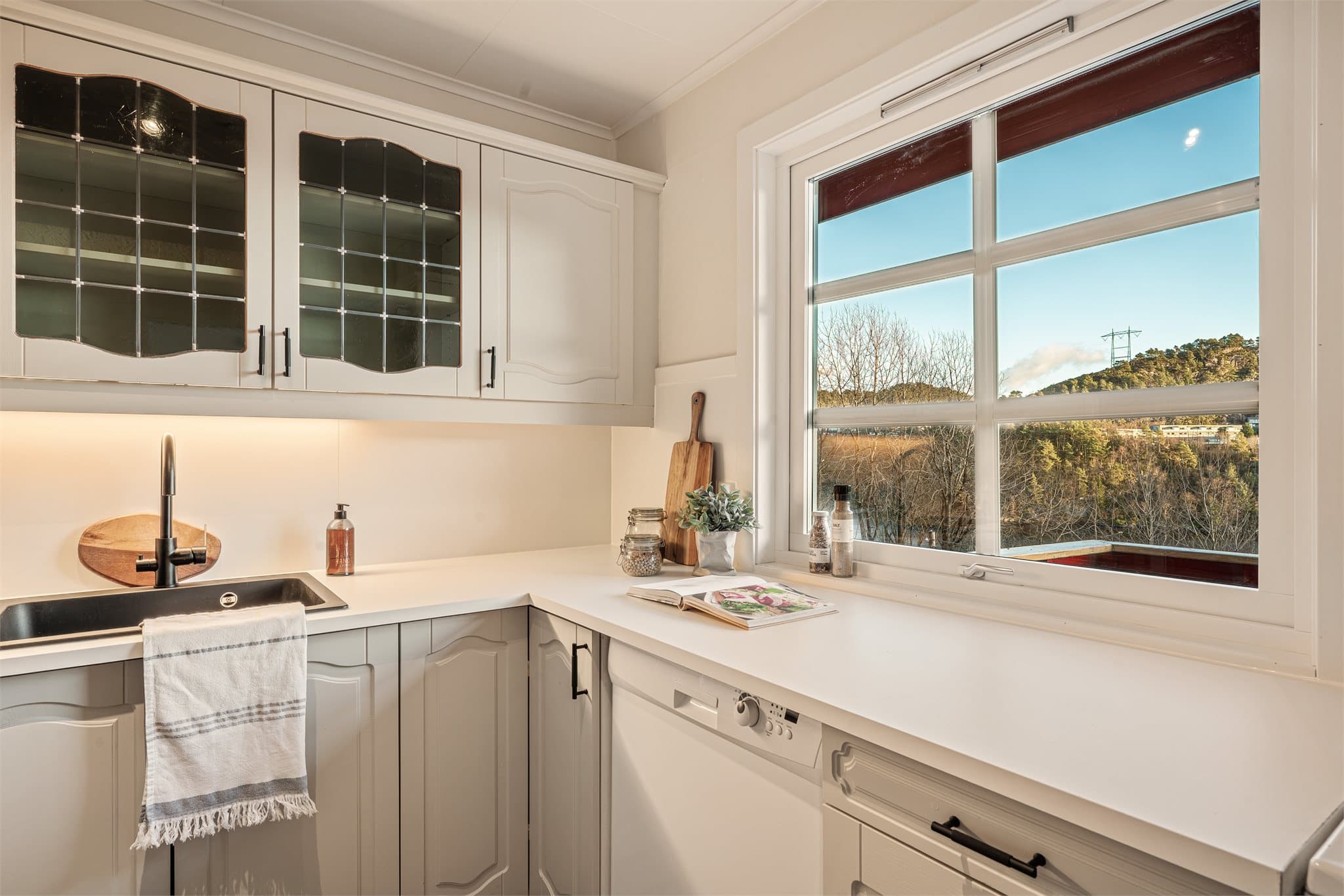 - Kjøkkeninnredning med profilerte fronter, benkeplate i laminat og nedfelt vask -