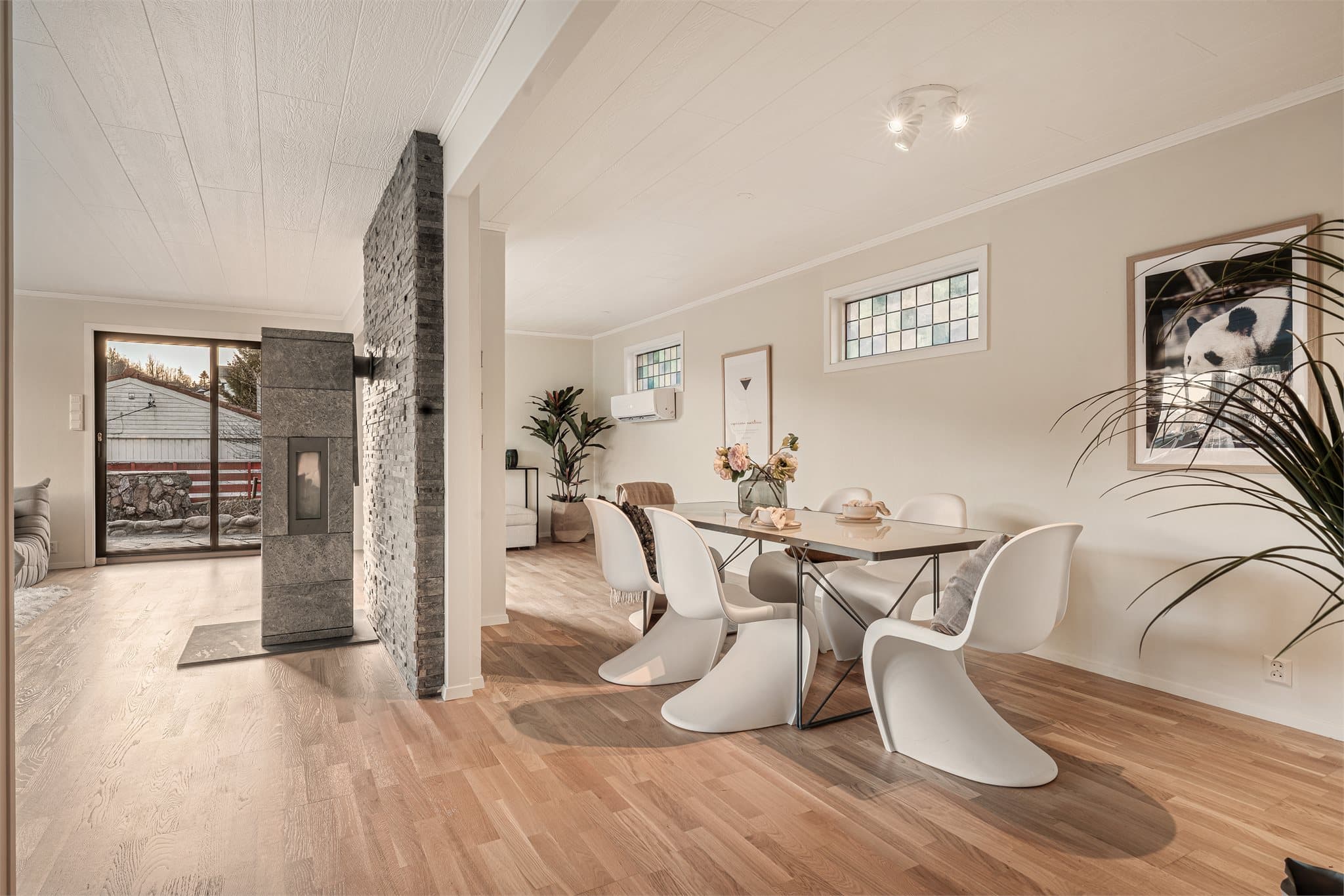 - I 2014 ble det byttet vinduer og èn altandør i front i hovedetasjen -