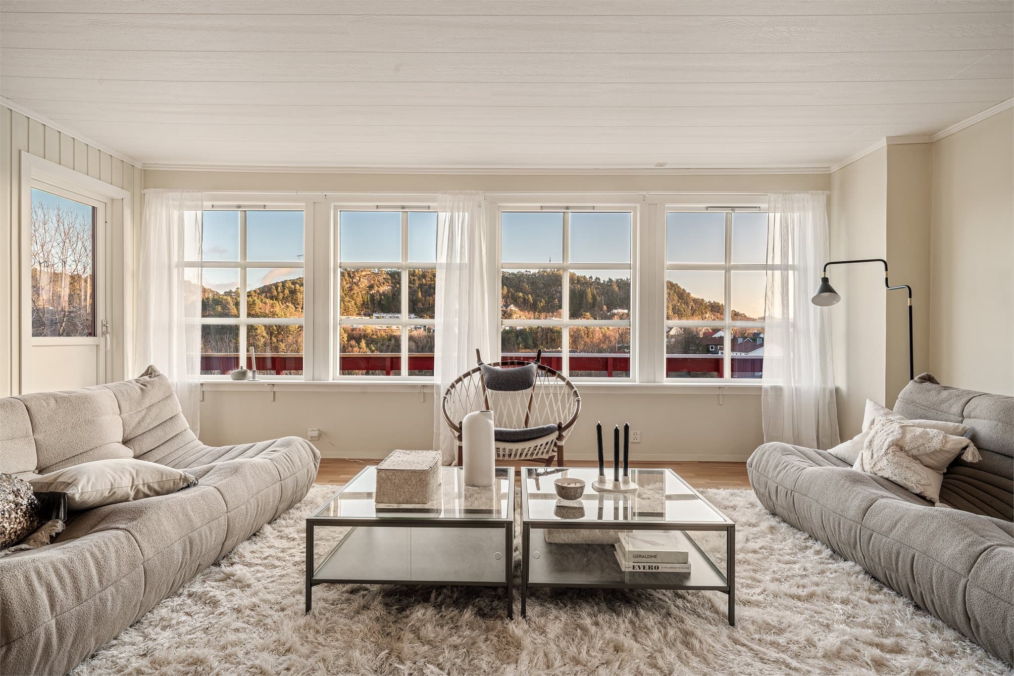 - Fra stuen har du nydelig utsikt mot majestetiske fjell -