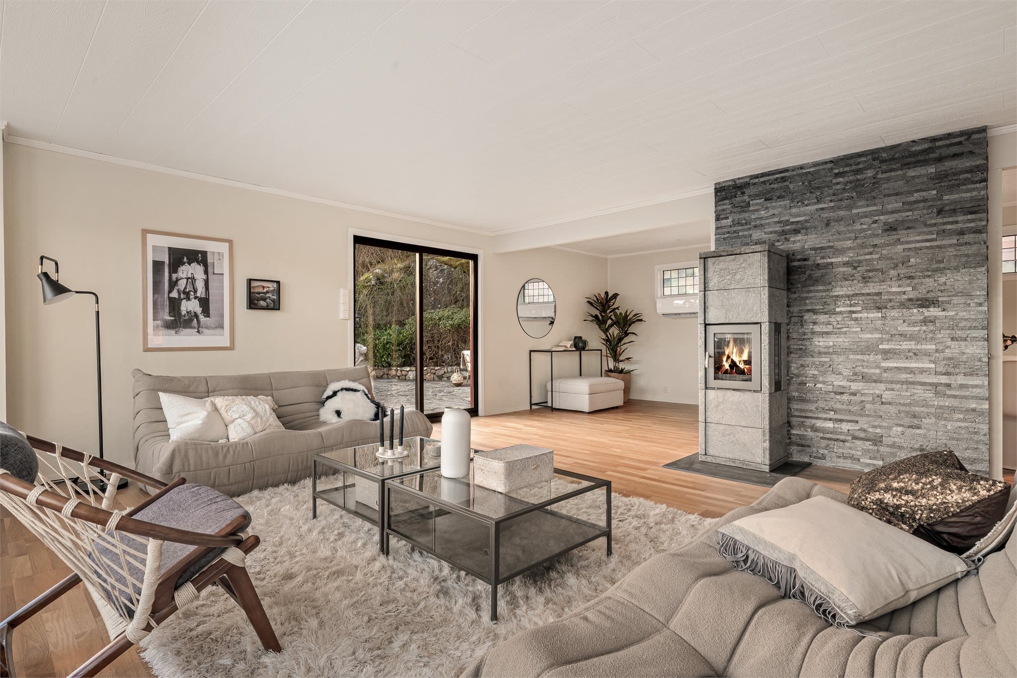 - Boligen har både ildsted og varmepumpe! Dette bidrar til lavere strømutgifter, en behagelig innetemperatur og ikke minst ekstra hygge -