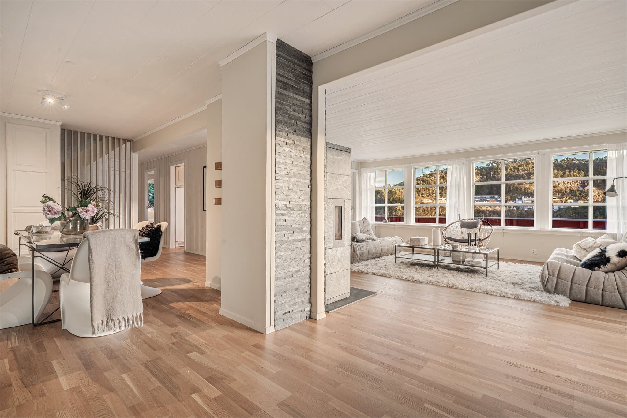 - Stuens utforming gjør det enkelt å innrede med sofa- og spisegruppe i hver sin naturlige sone -