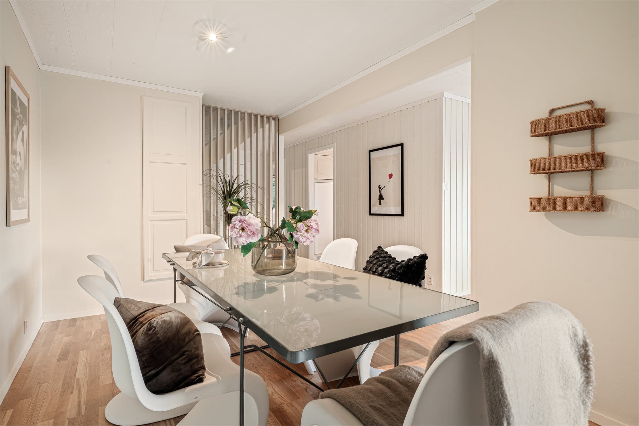 - Spisestuen har plass til spisegruppe i ønsket størrelse -