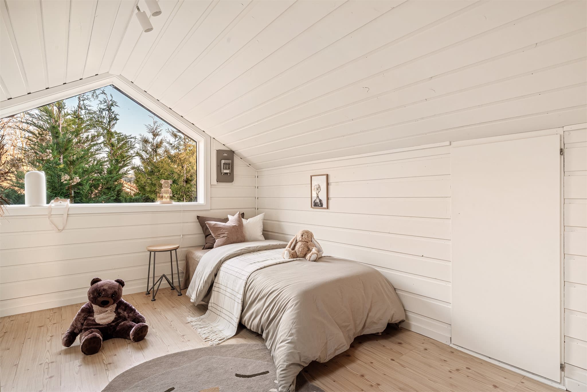 - Store vindusflater og takvinduer på loftet sørger for godt med lysinnslipp -