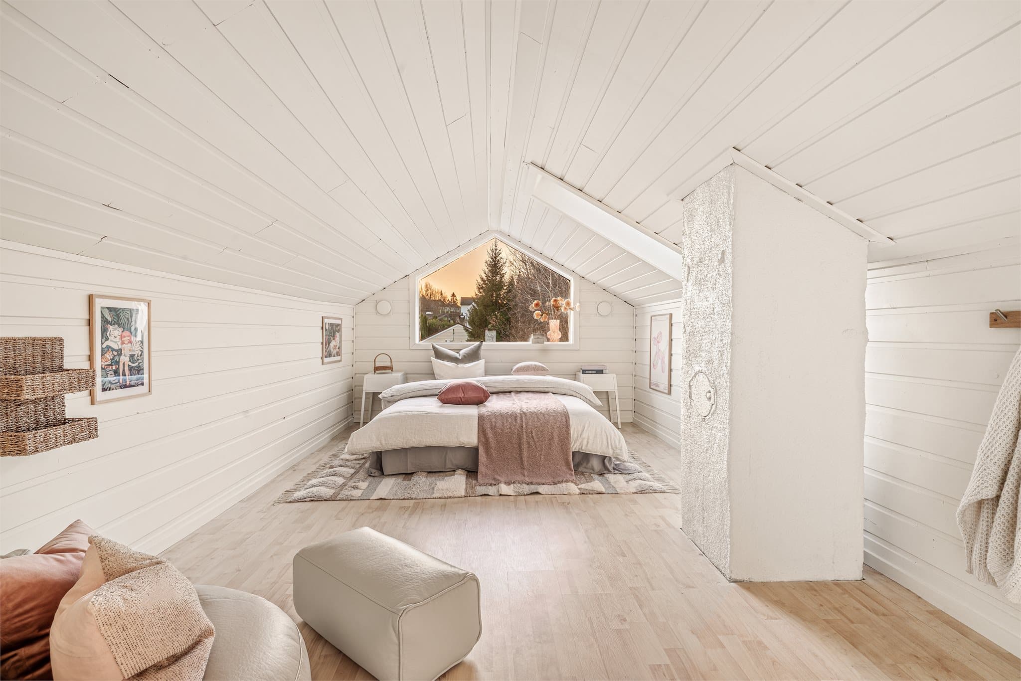 - Soverom 3 måler 10,9m² -