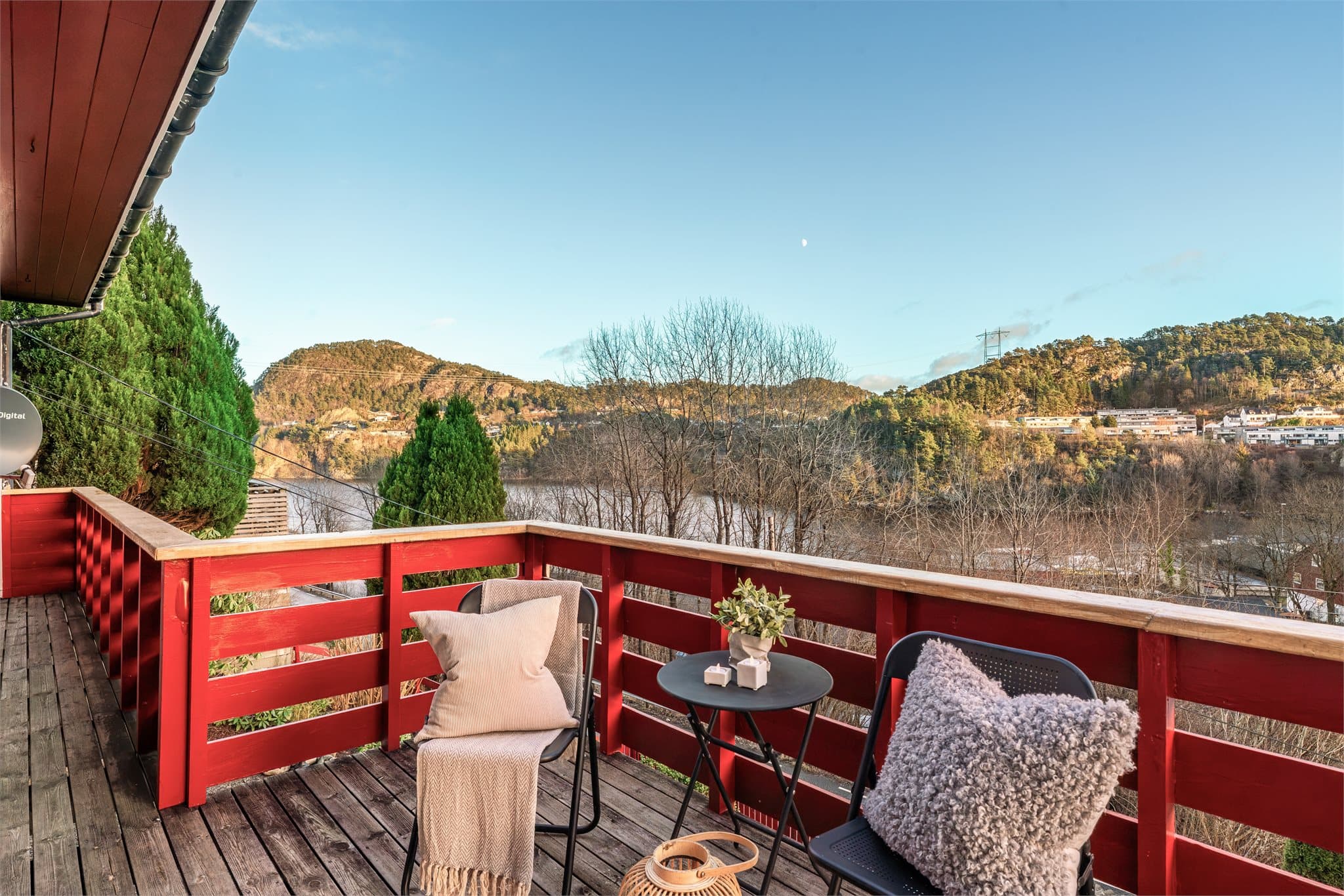 - Det er også adkomst til terrassen fra hovedsoverommet -