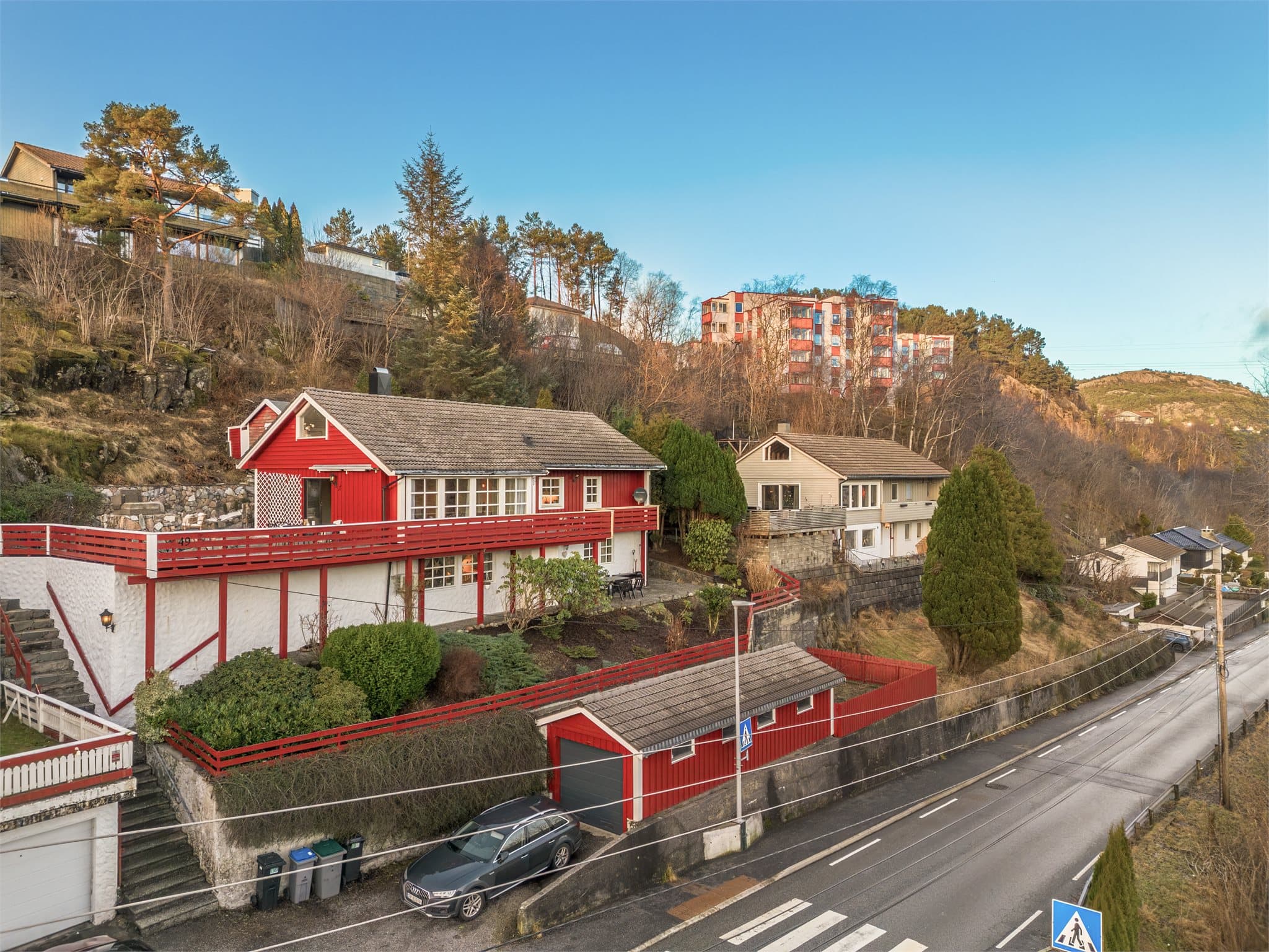 - Fra boligen er det kun et par minutters gange til matbutikk og bussholdeplass -