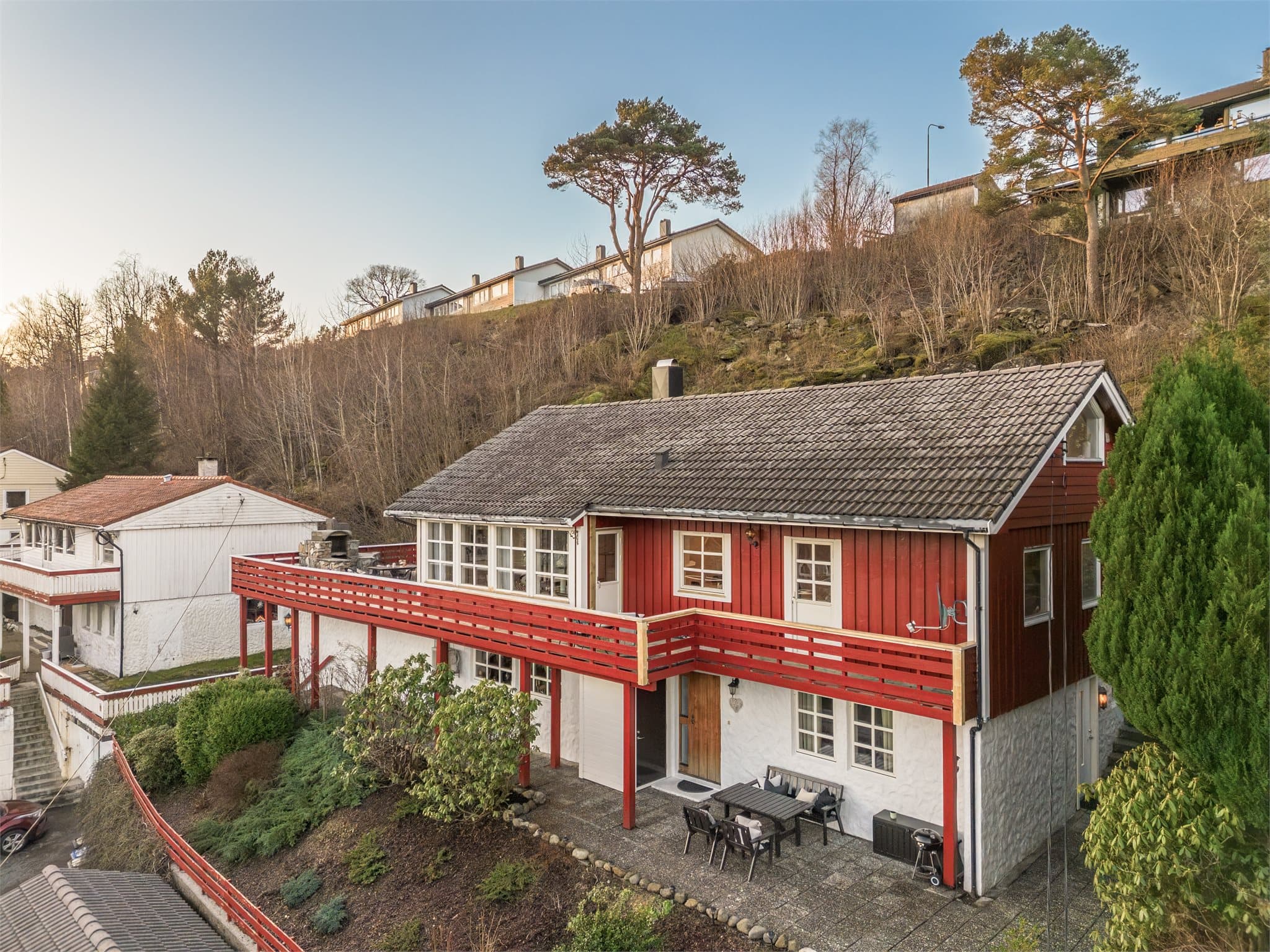 - Det er flere barnehager og skoler innen kort avstand fra boligen -