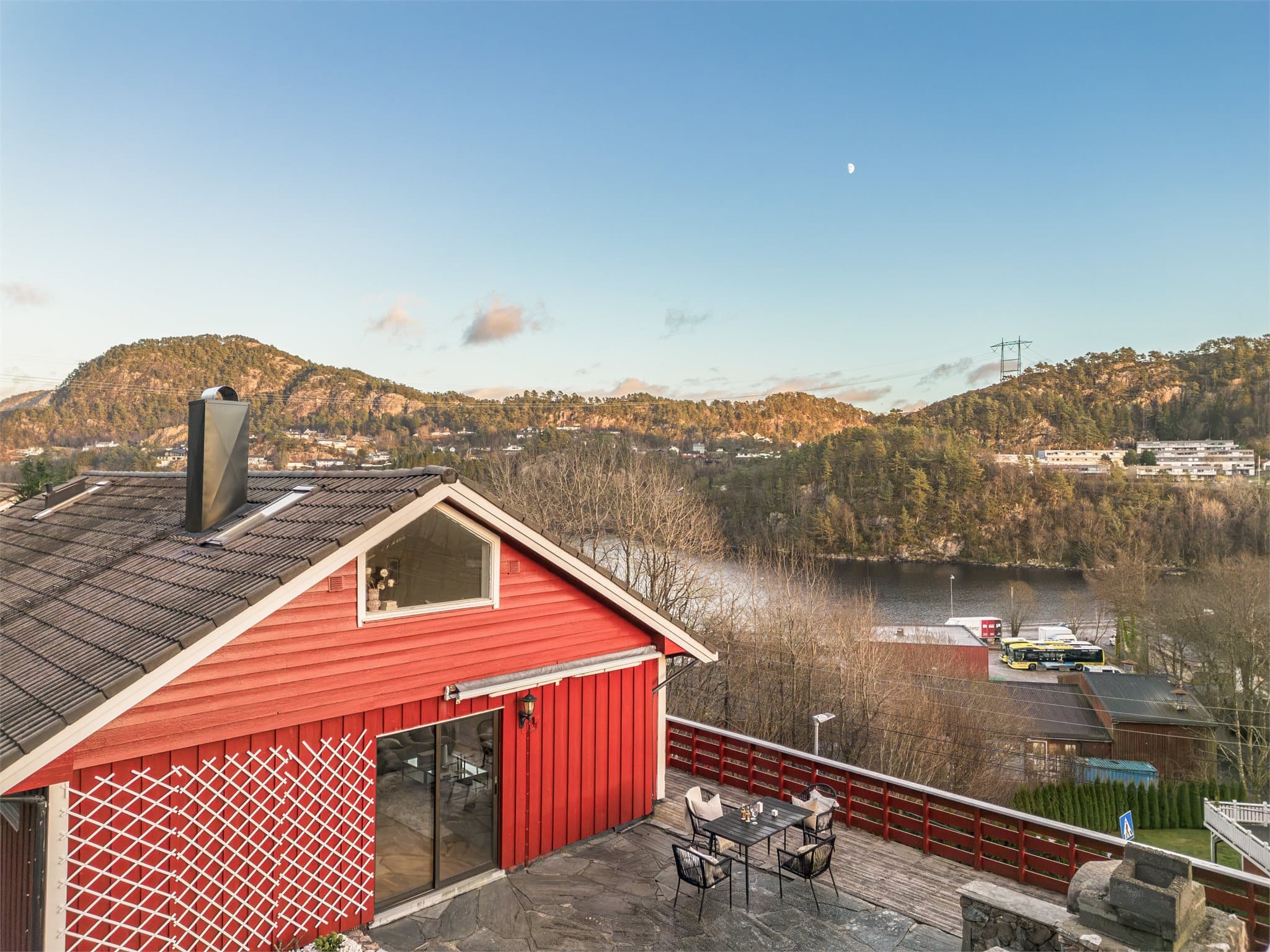 - Boligen går over tre plan og har et totalt BRA-i på 211m² -