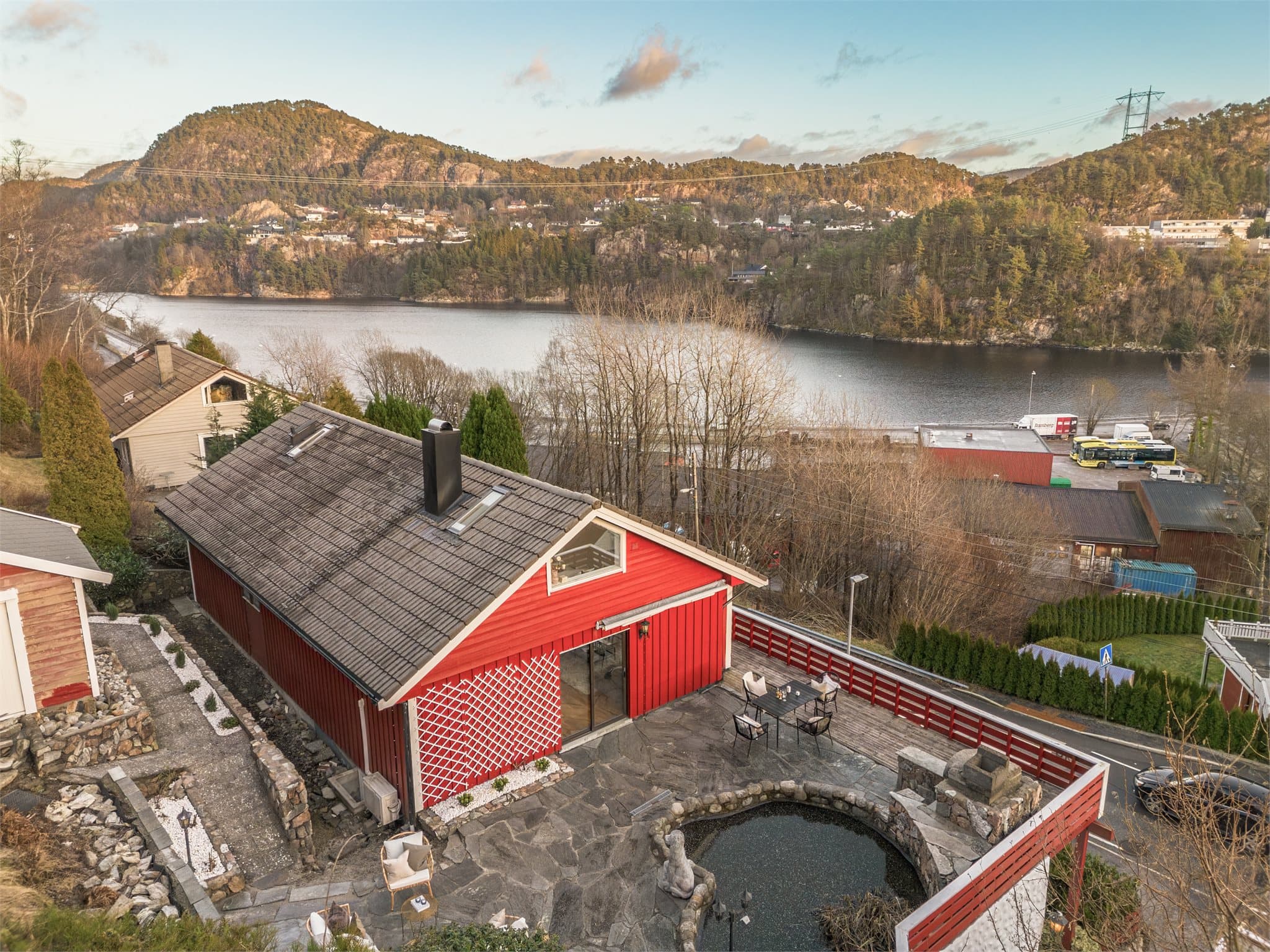 - Boligen har egen utleiedel som gir en ekstra inntektskilde. Dette er med på å nedbetale deler av eget boliglån -
