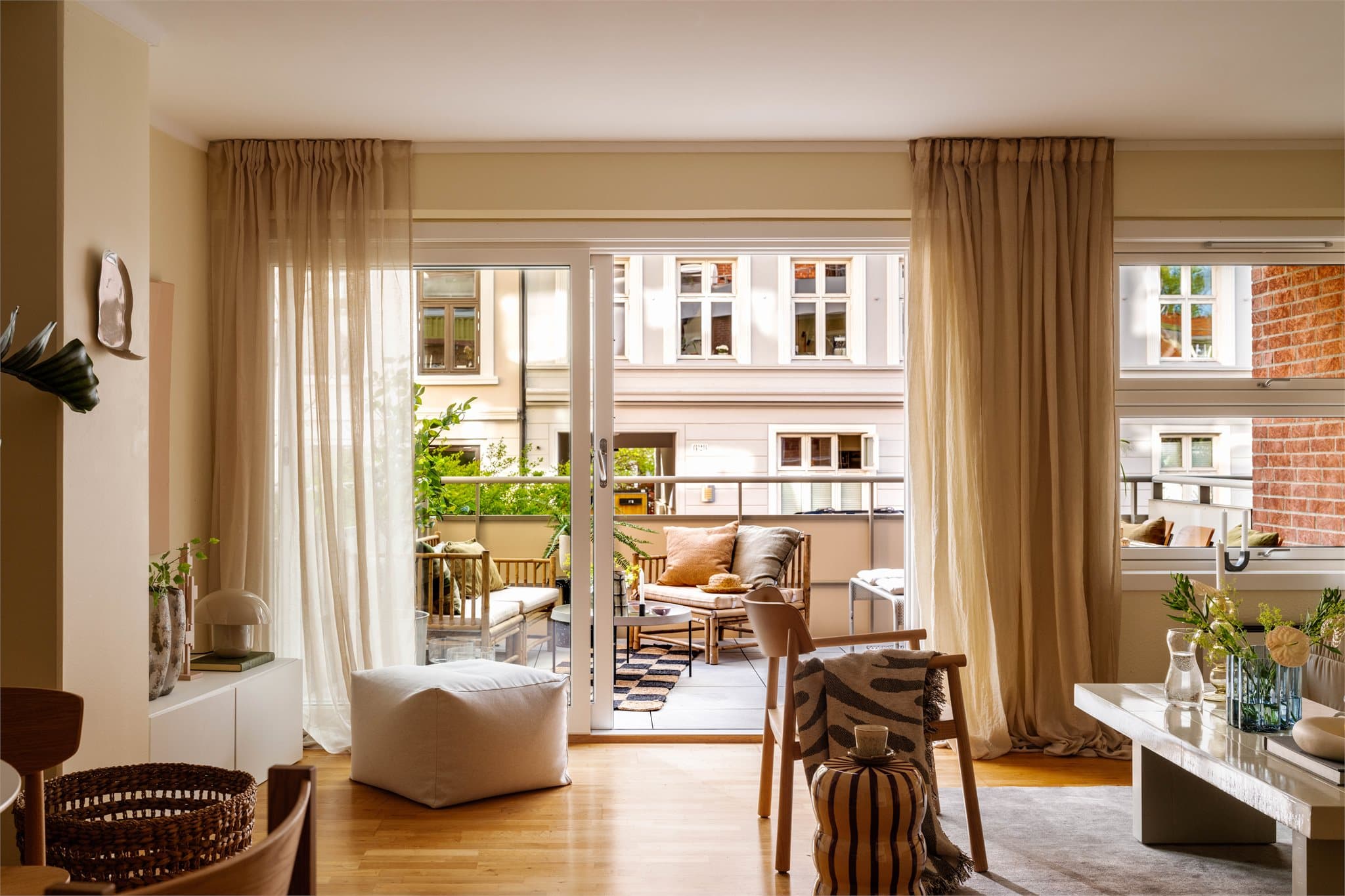 Store vindusflater med 2-lags pressglass fra 2019 slipper inn rikelig med dagslys.