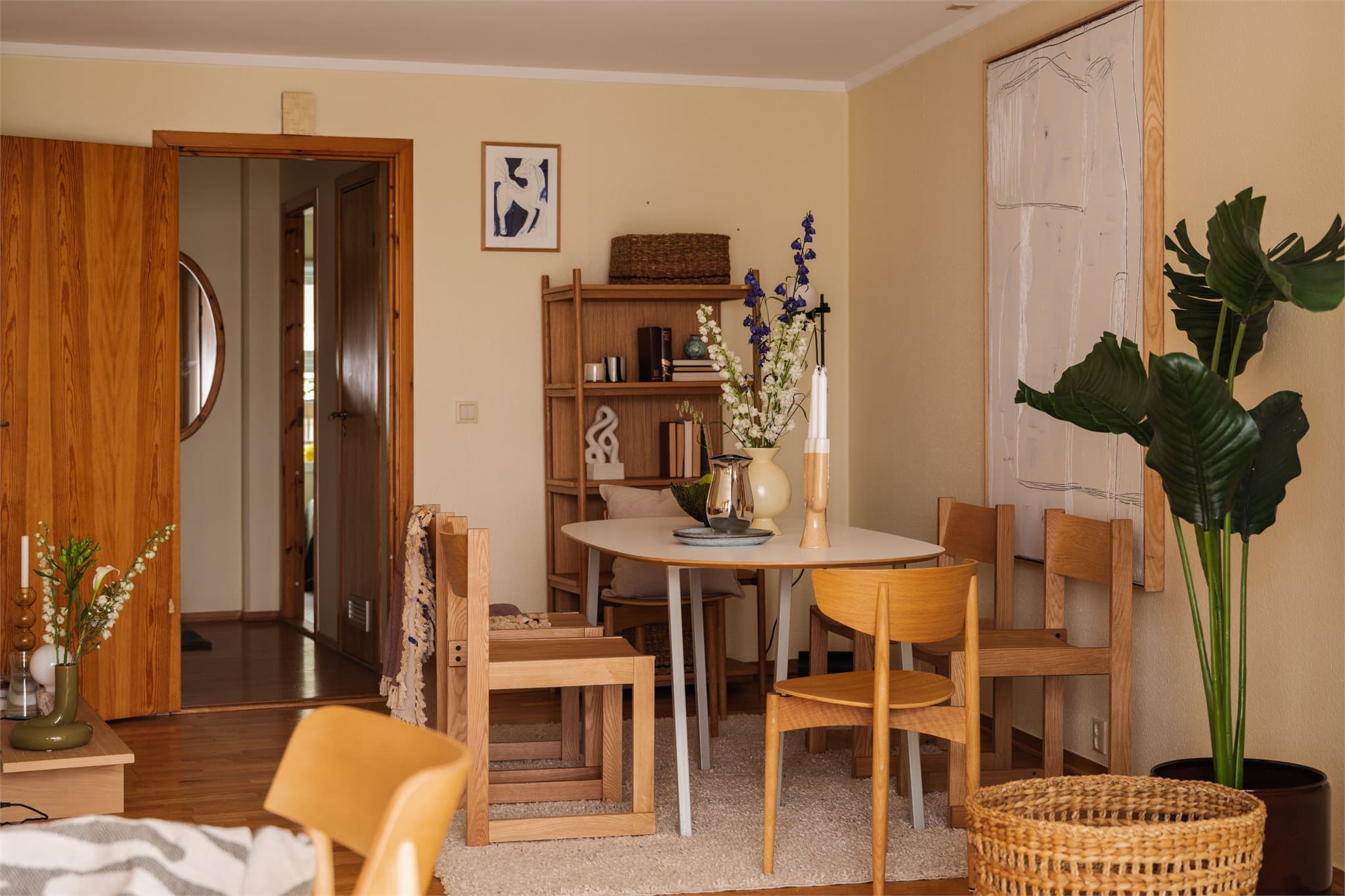 Spisestuen er en naturlig del av det sosiale arealet, med plass til hyggelige middager.