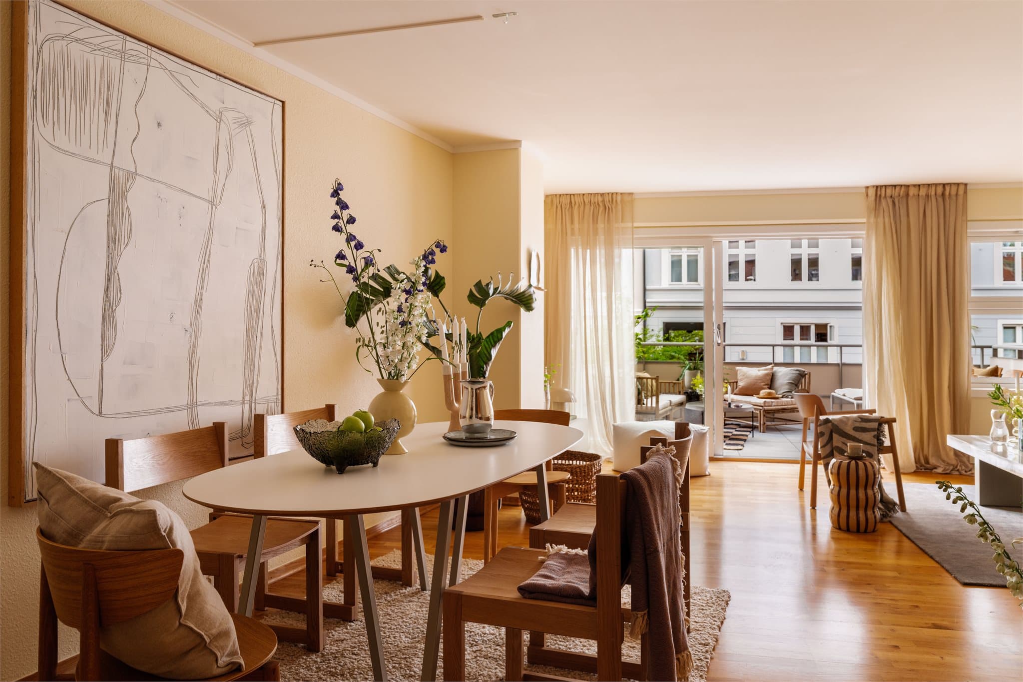 Stuen har god plass til både spisebord og sofagruppe. Takhøyden i rommet er målt til 2,43 meter.