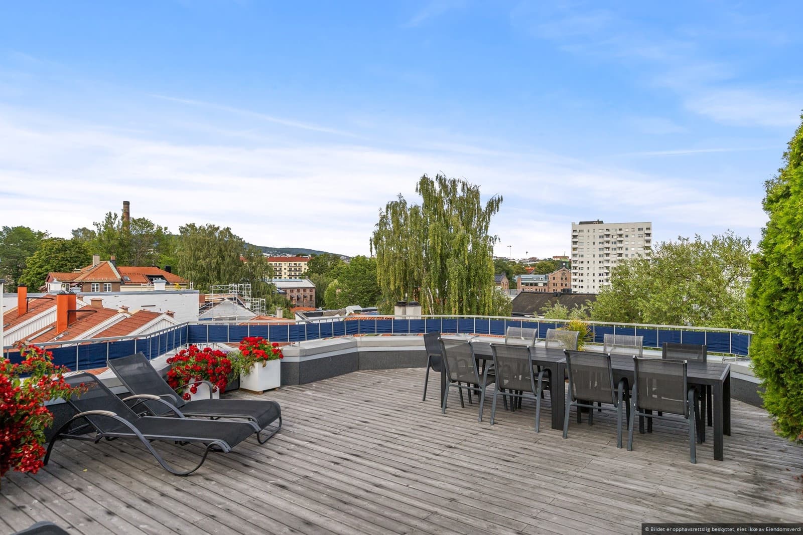 Det er en fantastisk felles takterrasse i 4. etasje med 360-graders utsikt.