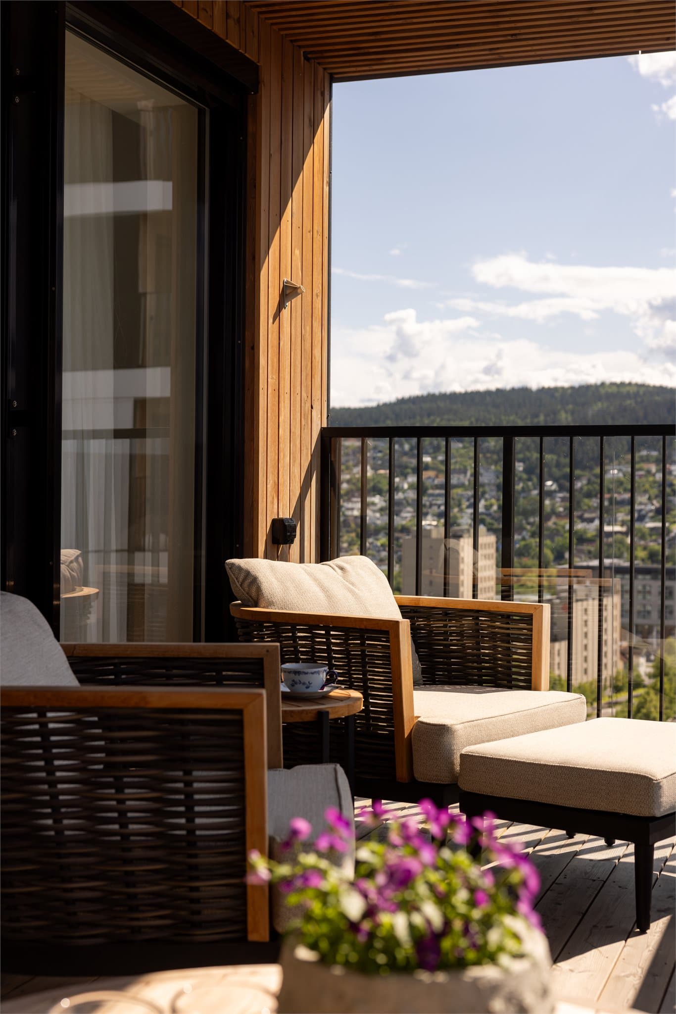 Smarthusløsning med mulighet for å styre varme, lys og dører.