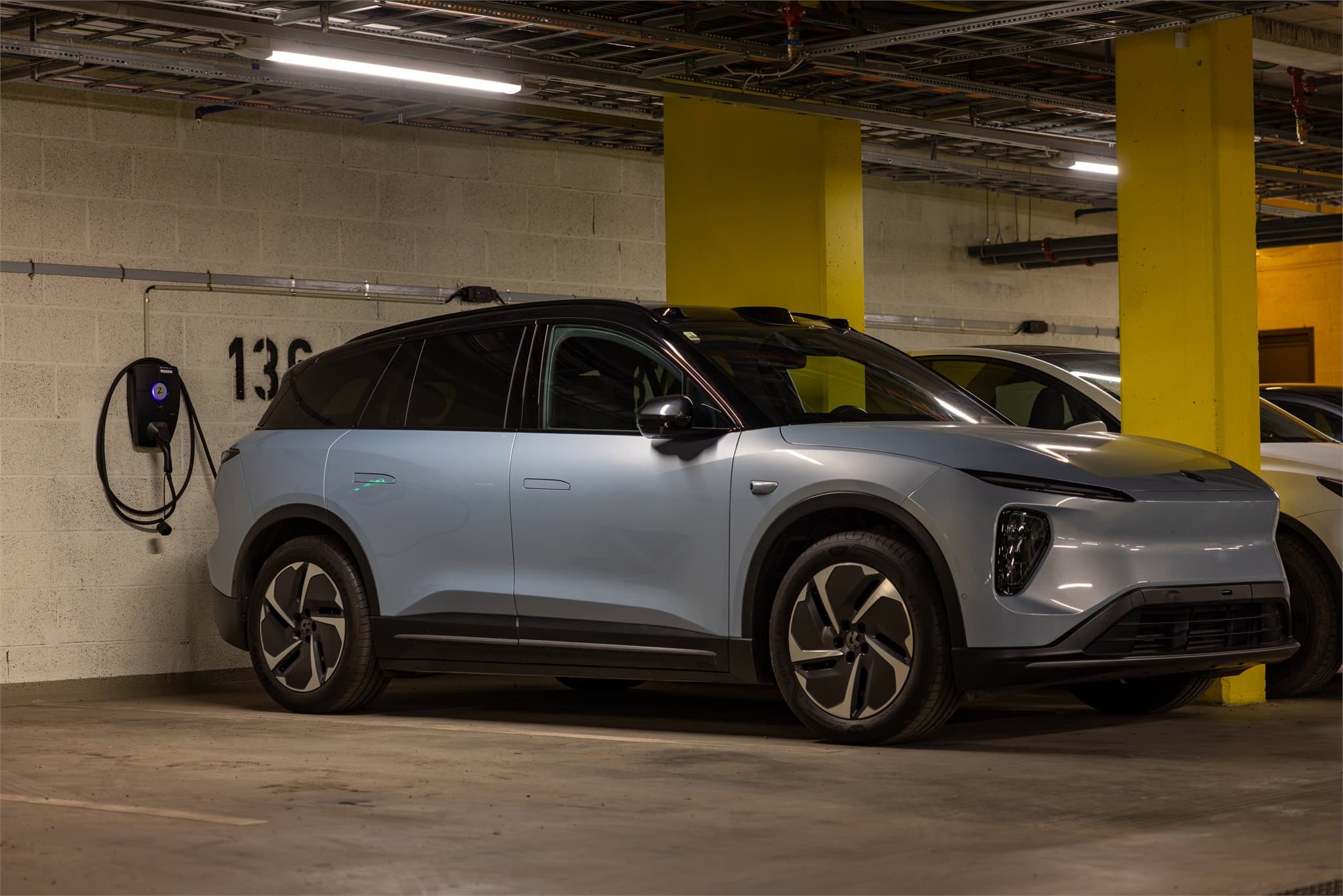 Det medfølger en fast garasjeplass (nr. 136) i kjeller med EL-lader.