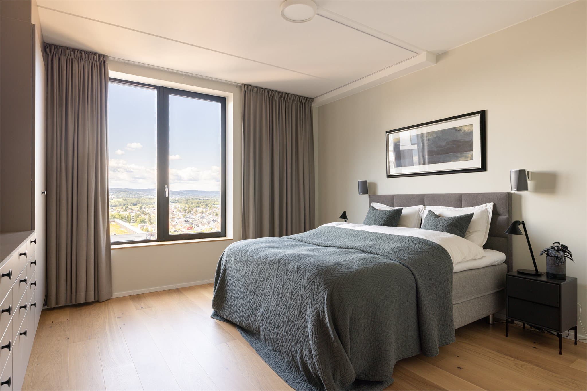 Her har man god plass til dobbeltseng med tilhørende nattbord på hver side.