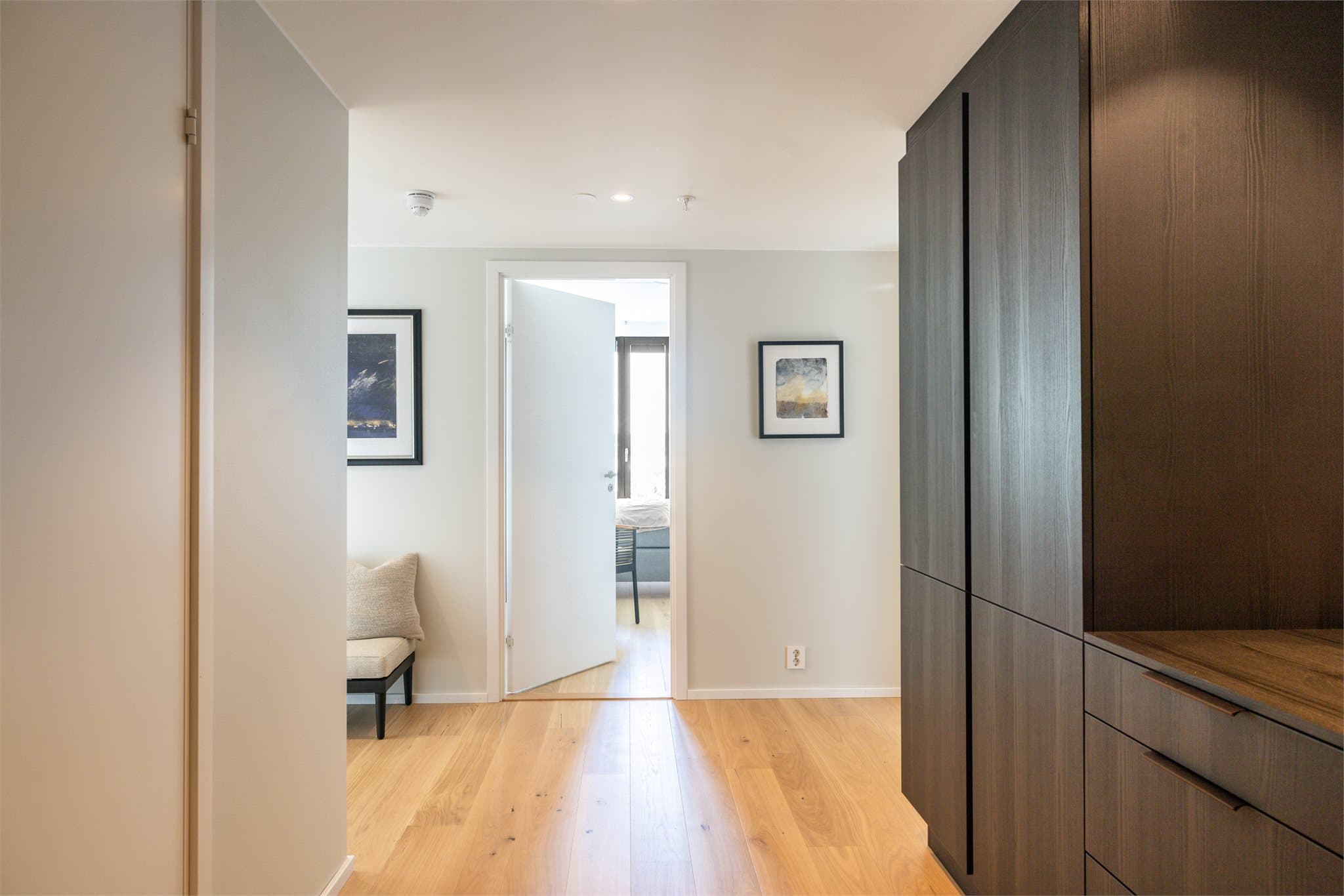 Innbydende entré med stor garderobeløsning og glatte dører.