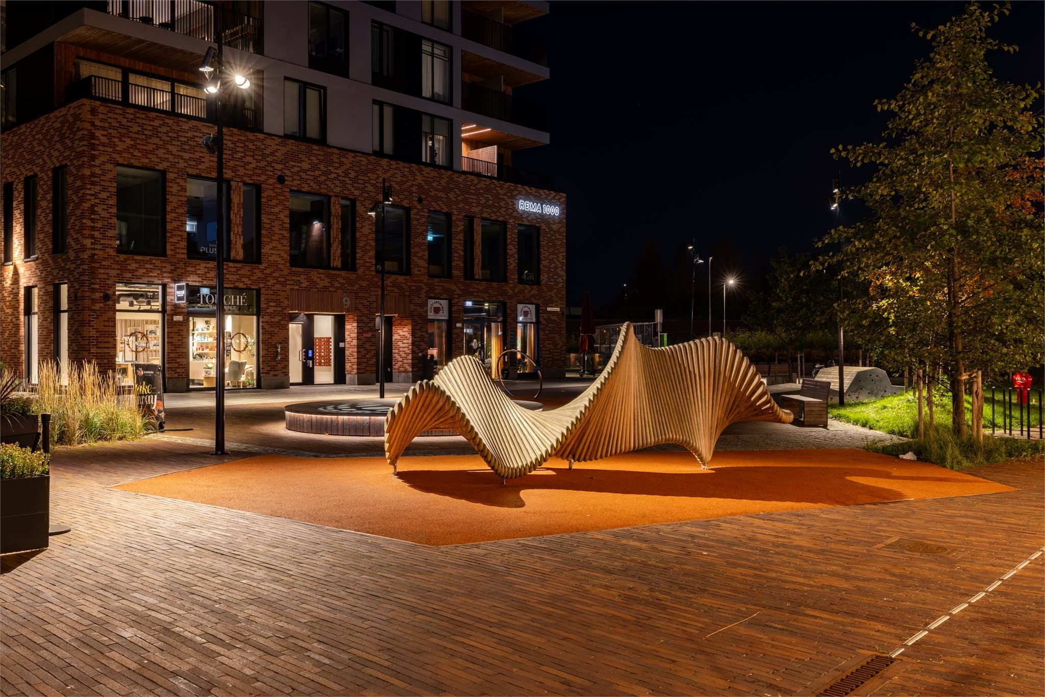 Gartner har ansvar for blomsterbed, gress og beplantning på gateplan og i takhagen.