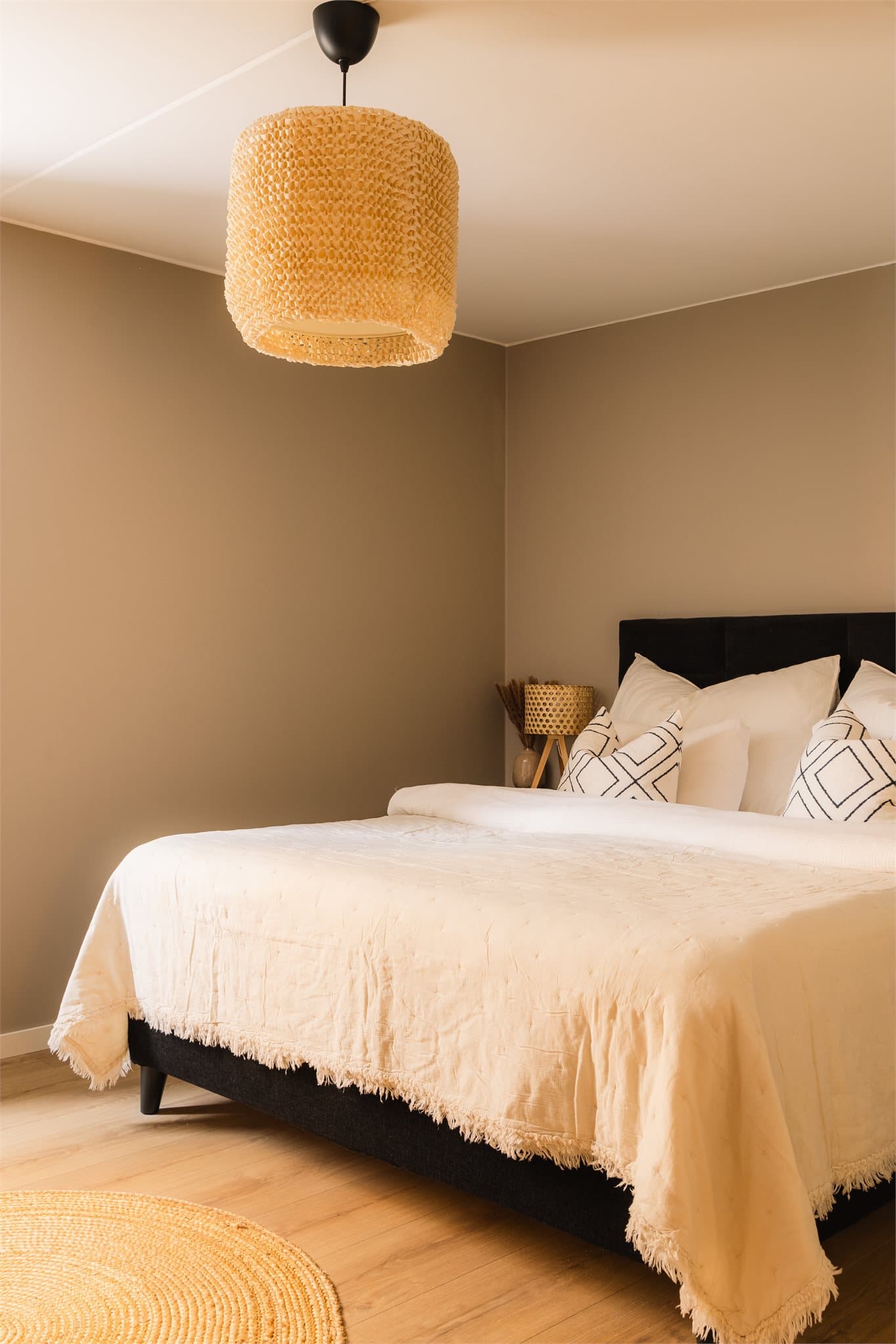 Rommet har en rolig og behagelig atmosfære med lune fargetoner.