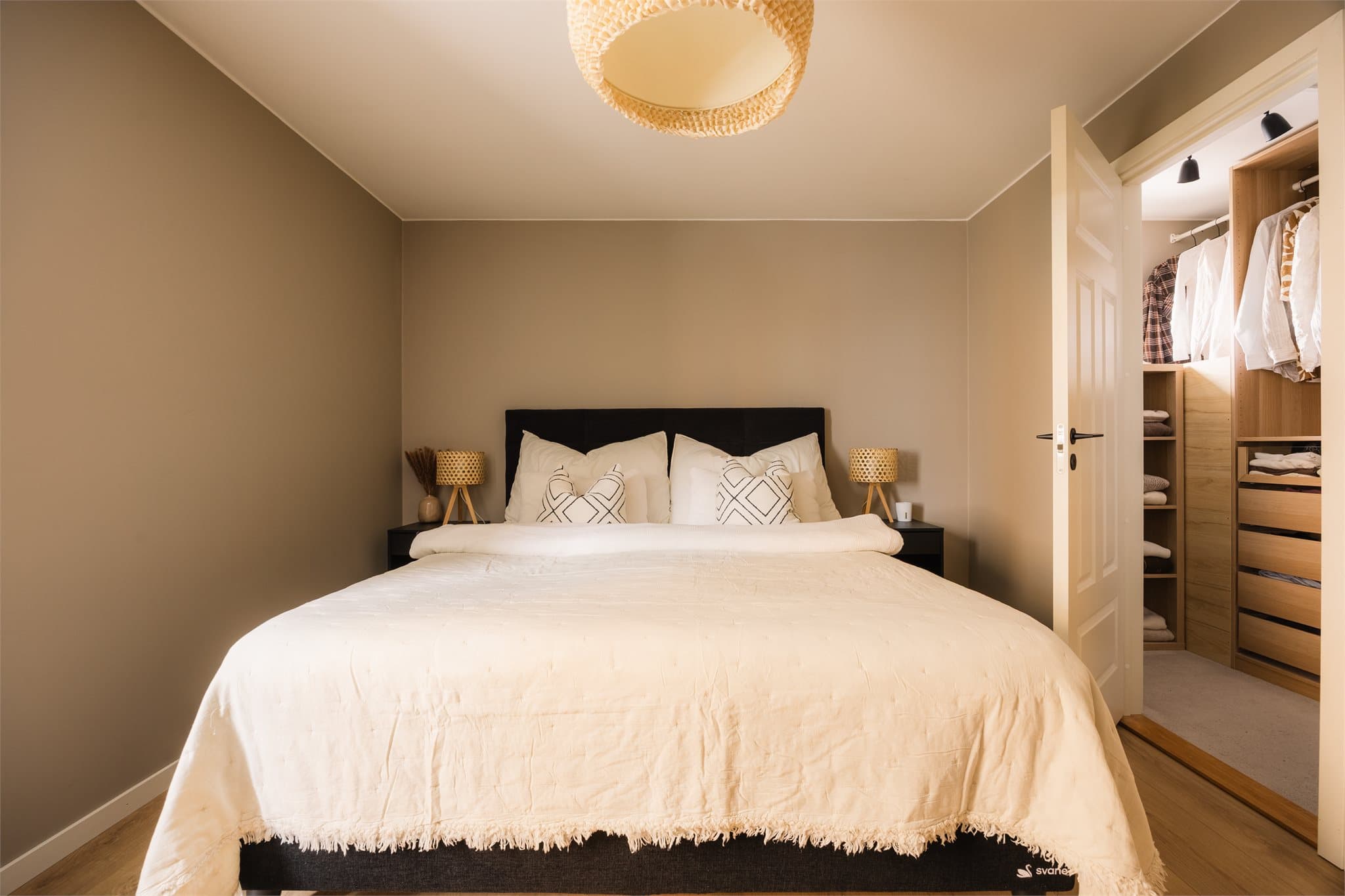 Hovedsoverommet er av god størrelse med plass til dobbeltseng og nattbord.