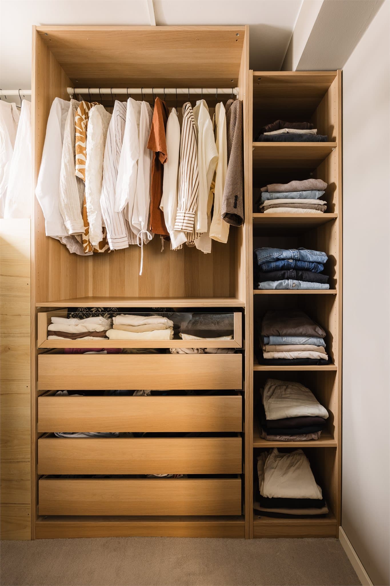 Garderoben har en smart innredning som gir svært gode oppbevaringsmuligheter.