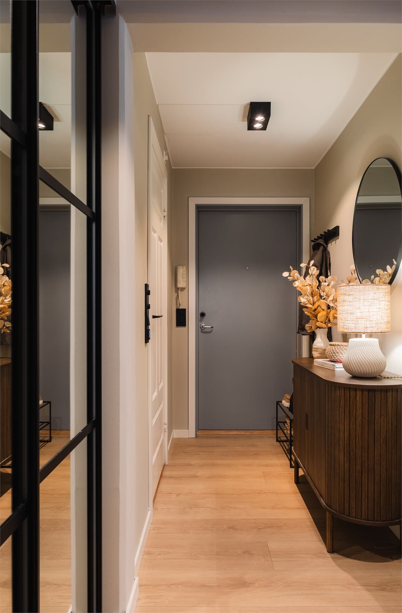 Velkommen inn i en lys og romslig entré med god plass til oppbevaring.