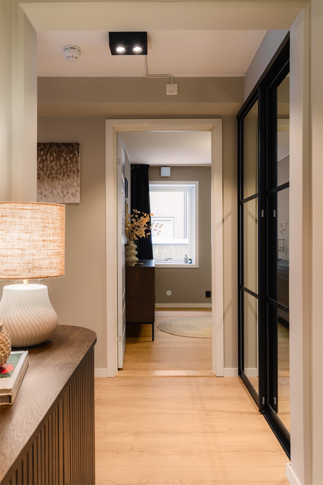 Fra gangen er det inngang til soverommene og åpen passasje videre mot stuen. Bygget er oppført i 2007 og leiligheten bærer preg av høy standard med eksklusive løsninger