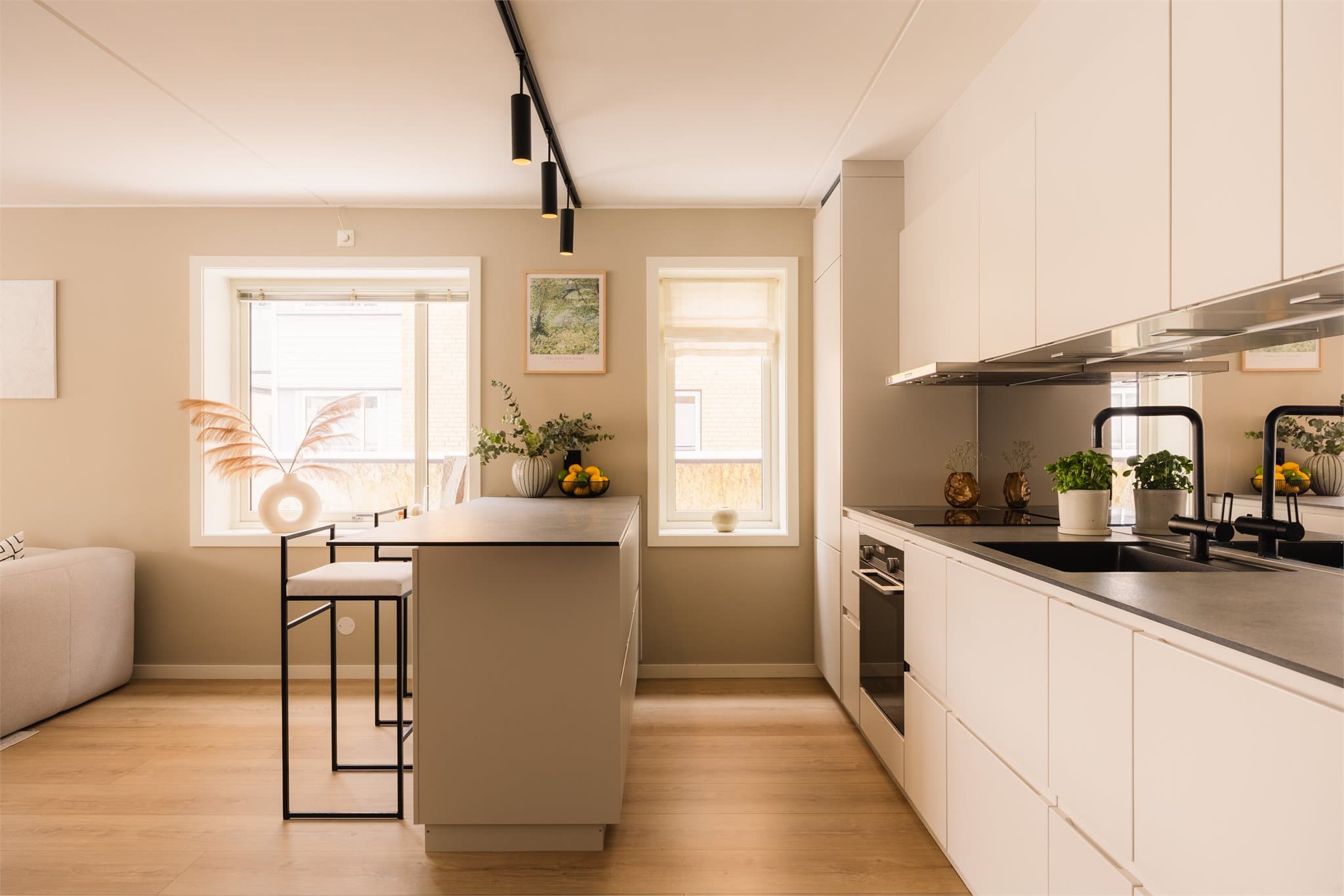 Kjøkkenet har en sosial og praktisk kjøkkenøy med barløsning.