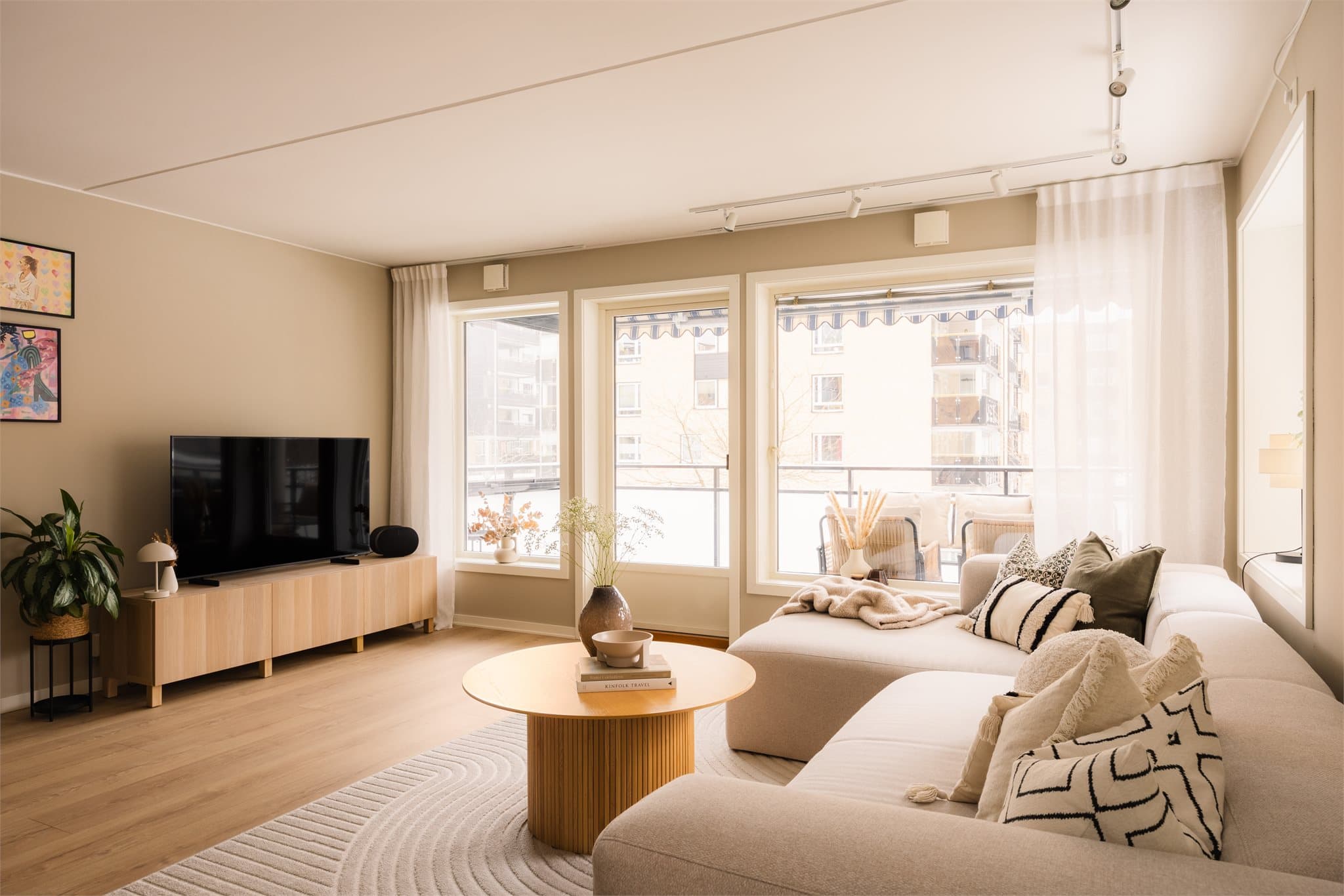 Her er det god plass til en større sofagruppe og tilhørende møblement.