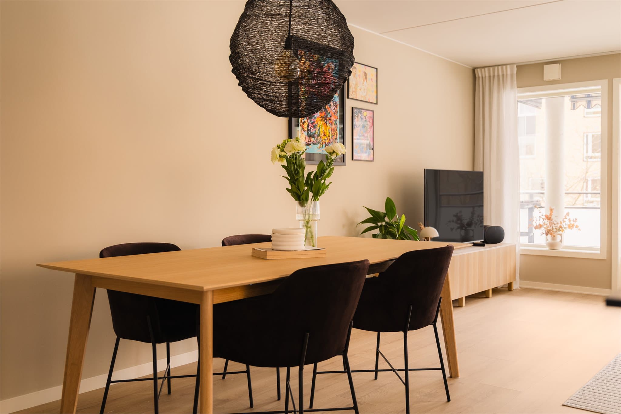 Spisestuen er plassert som et naturlig bindeledd mellom kjøkkenet og stuen.