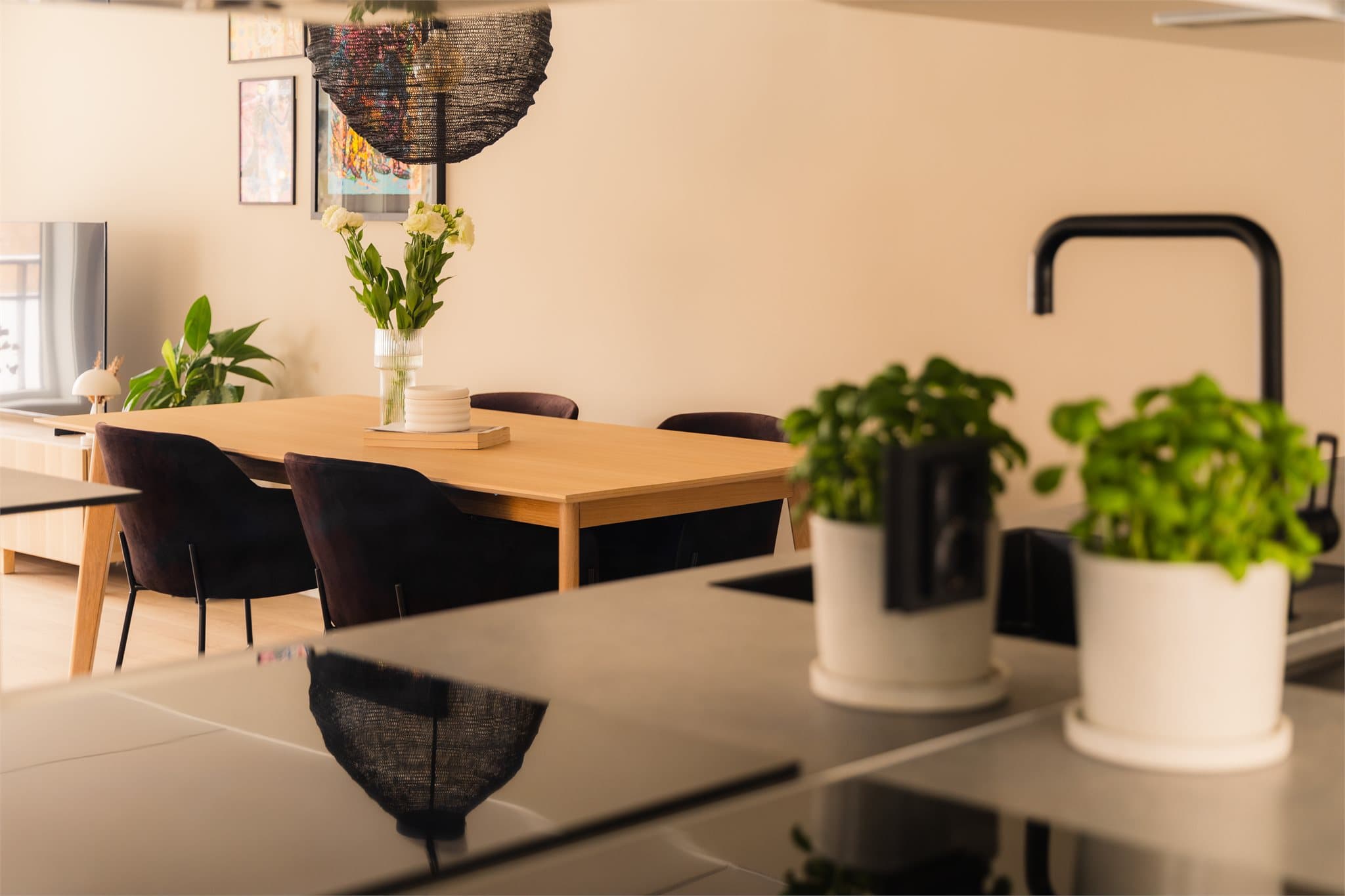 Kjøkkenøya gir ekstra arbeidsflate og en uformell spiseplass.