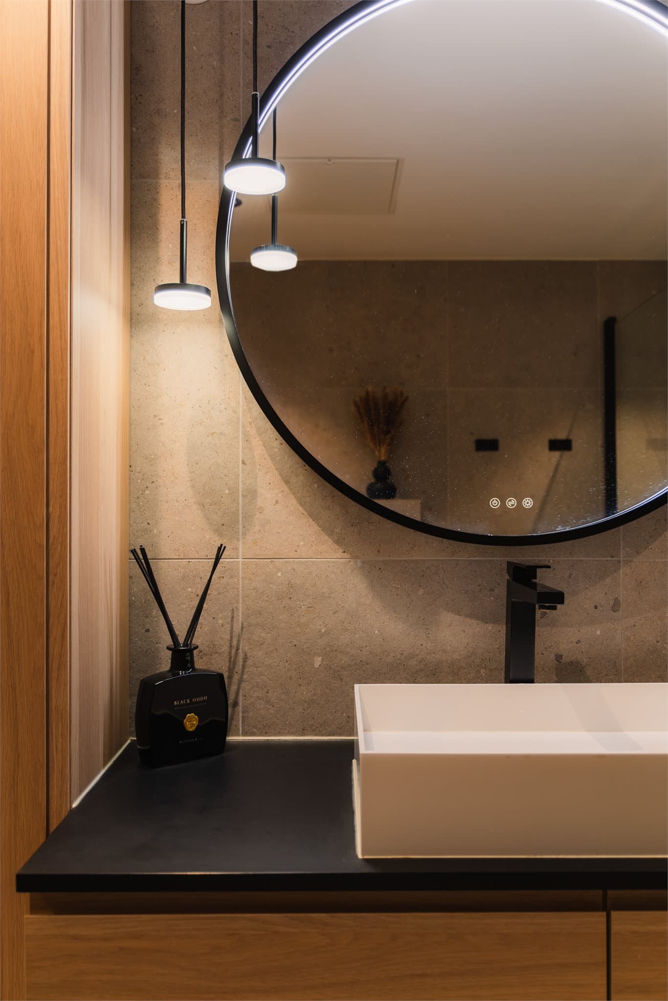 Baderomsinnredning i tre-utførelse med heldekkende servant og et stort speil med integrert belysning.