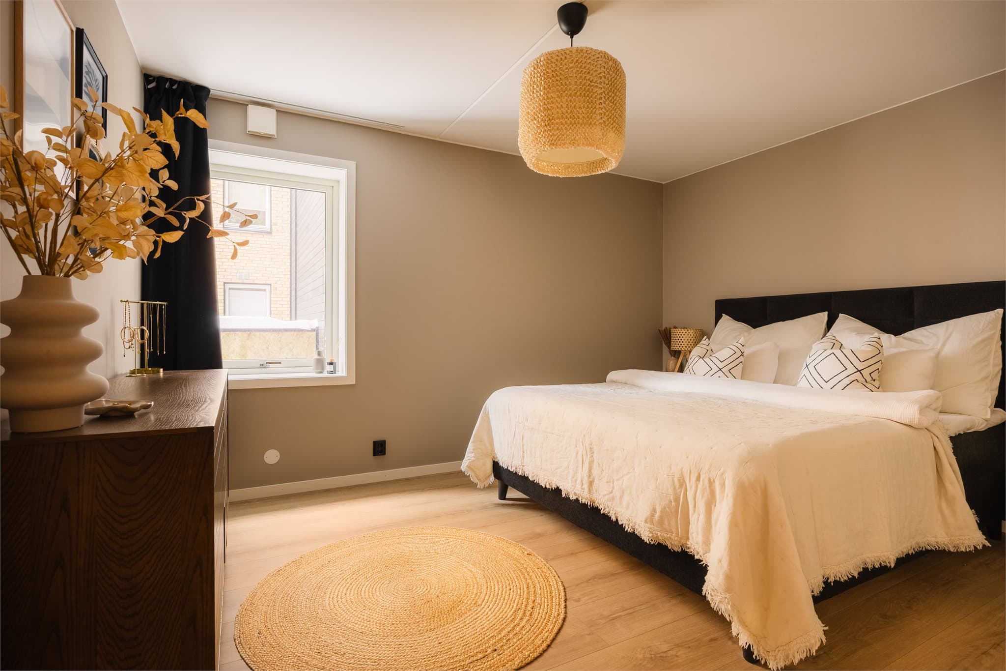 Fra hovedsoverommet er det direkte tilgang til et praktisk walk-in-closet.